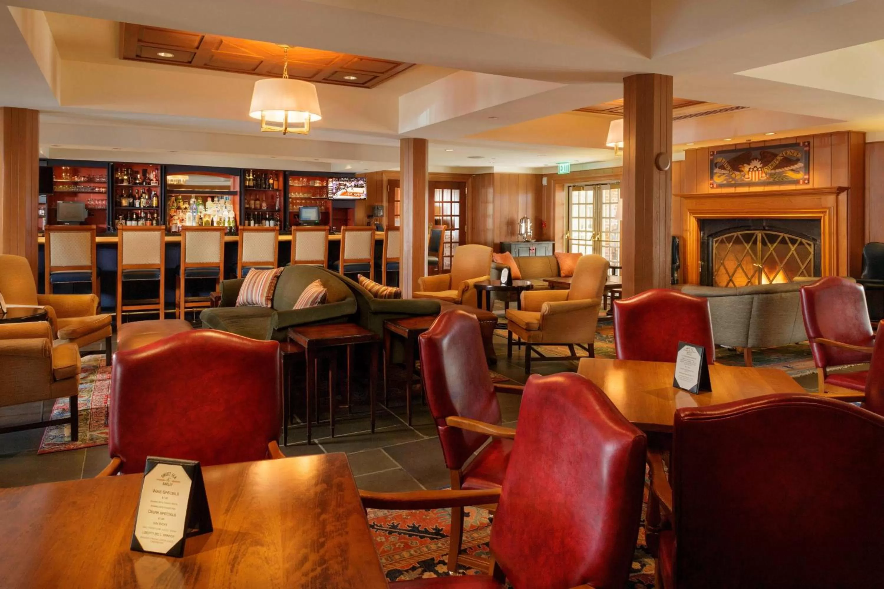 Lounge or bar in Williamsburg Lodge, Autograph Collection