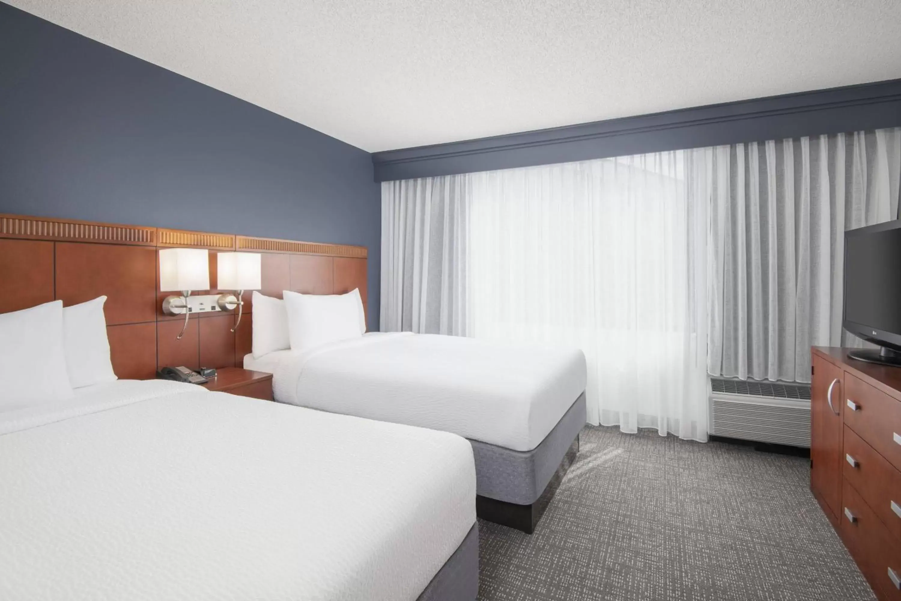 Photo of the whole room, Bed in Courtyard by Marriott Augusta