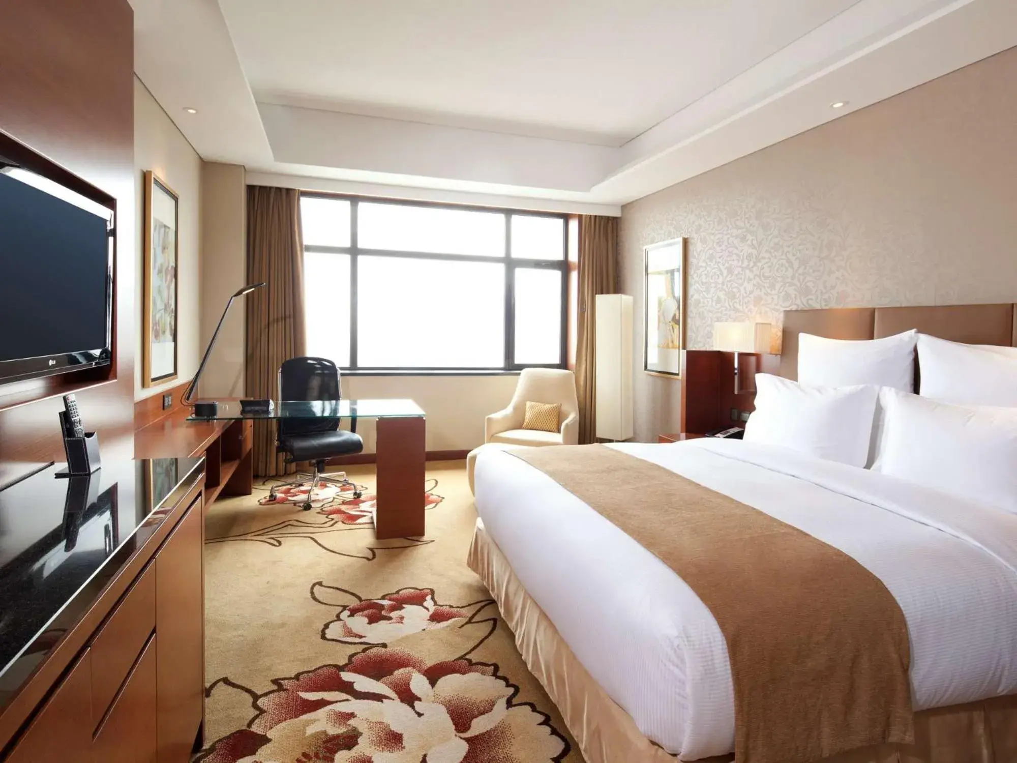 Bed in DoubleTree By Hilton Shenyang Hotel