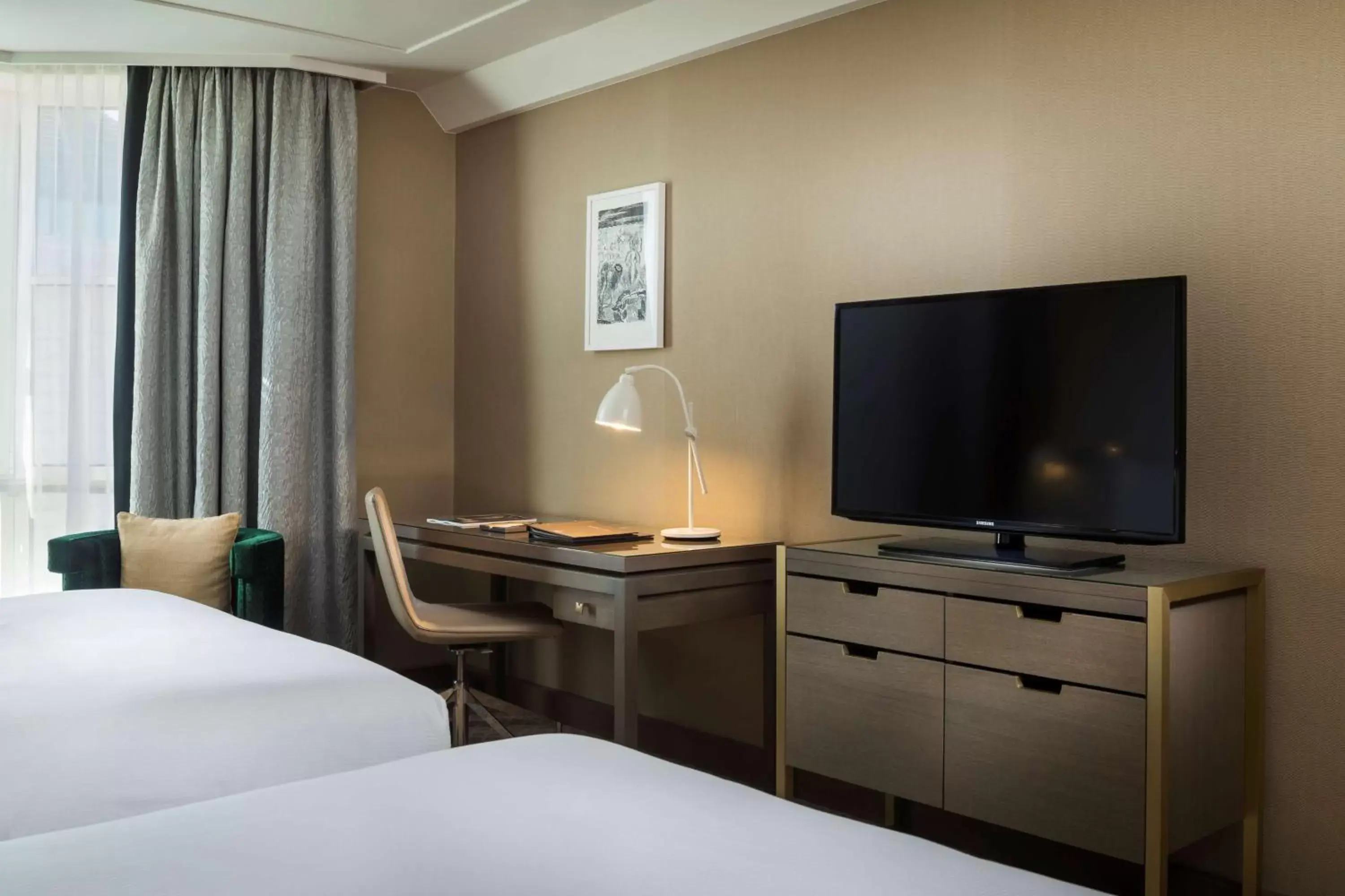 Bed, TV/Entertainment Center in Hilton Vienna Plaza