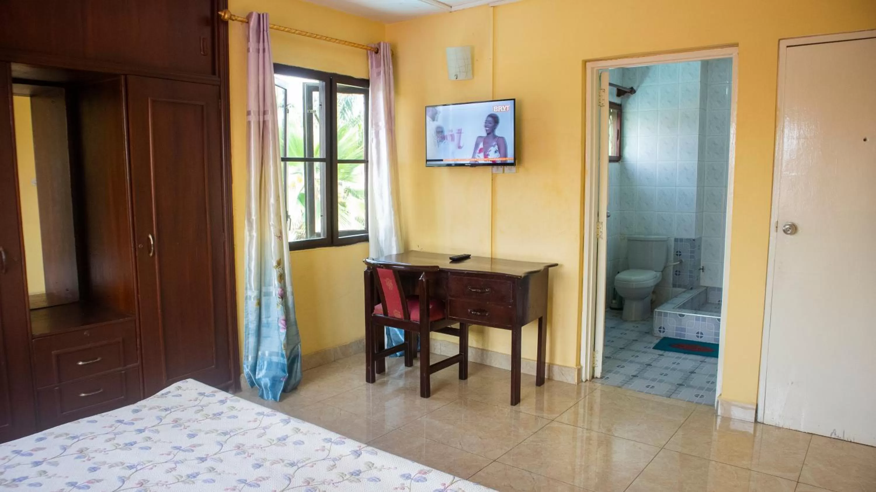 TV and multimedia, Bed in Pekan Hotel