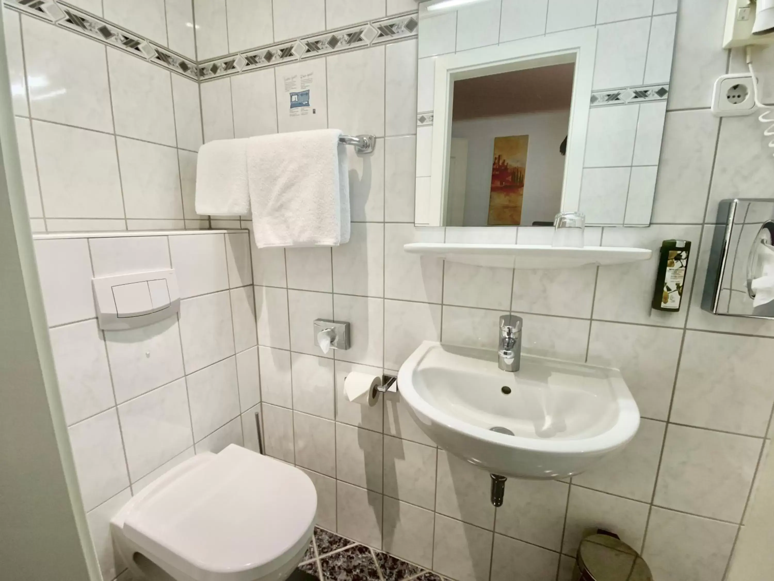 Toilet, Bathroom in Hotel West an der Bockenheimer Warte