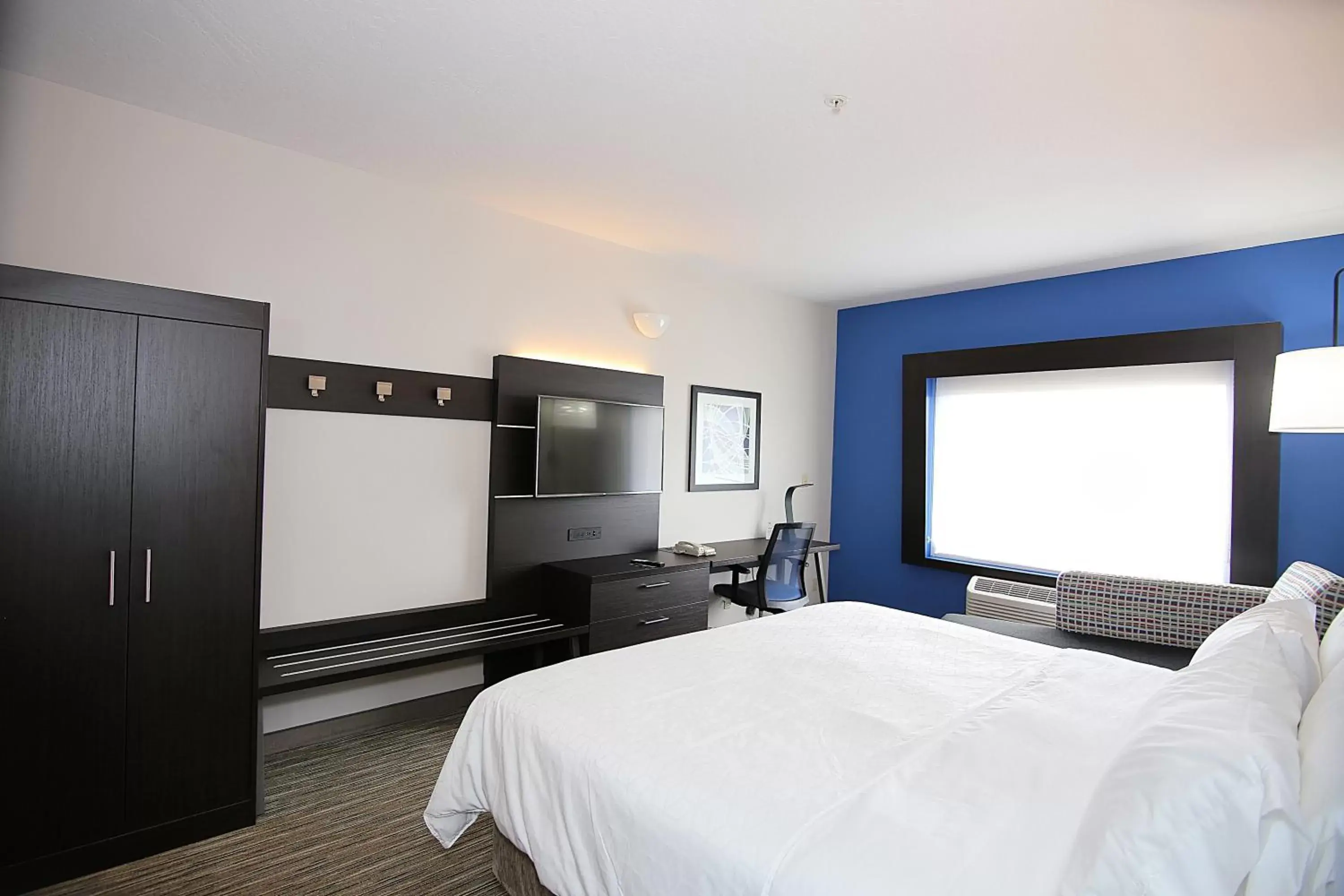 Photo of the whole room, Bed in Holiday Inn Express Hotel & Suites Ashland, an IHG Hotel