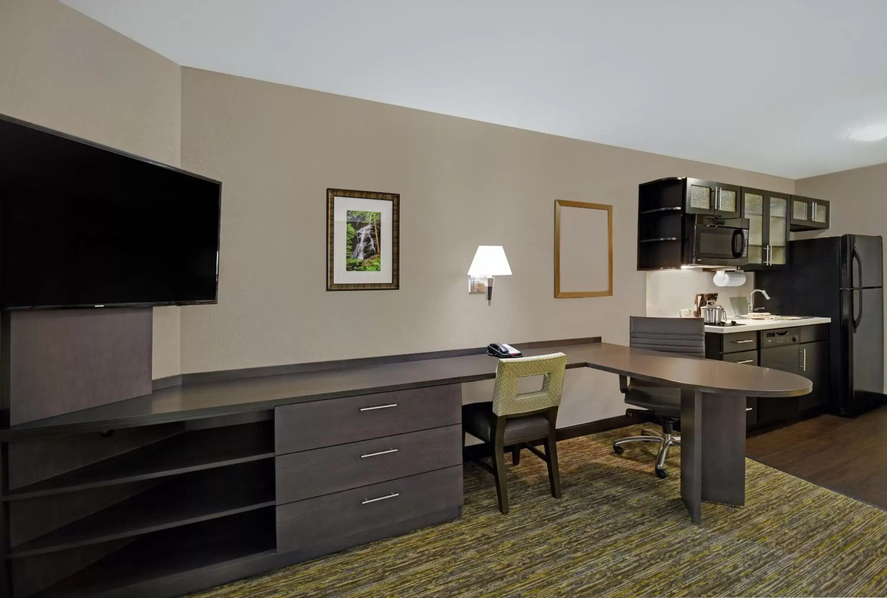 Bedroom, TV/Entertainment Center in Candlewood Suites Sumter, an IHG Hotel
