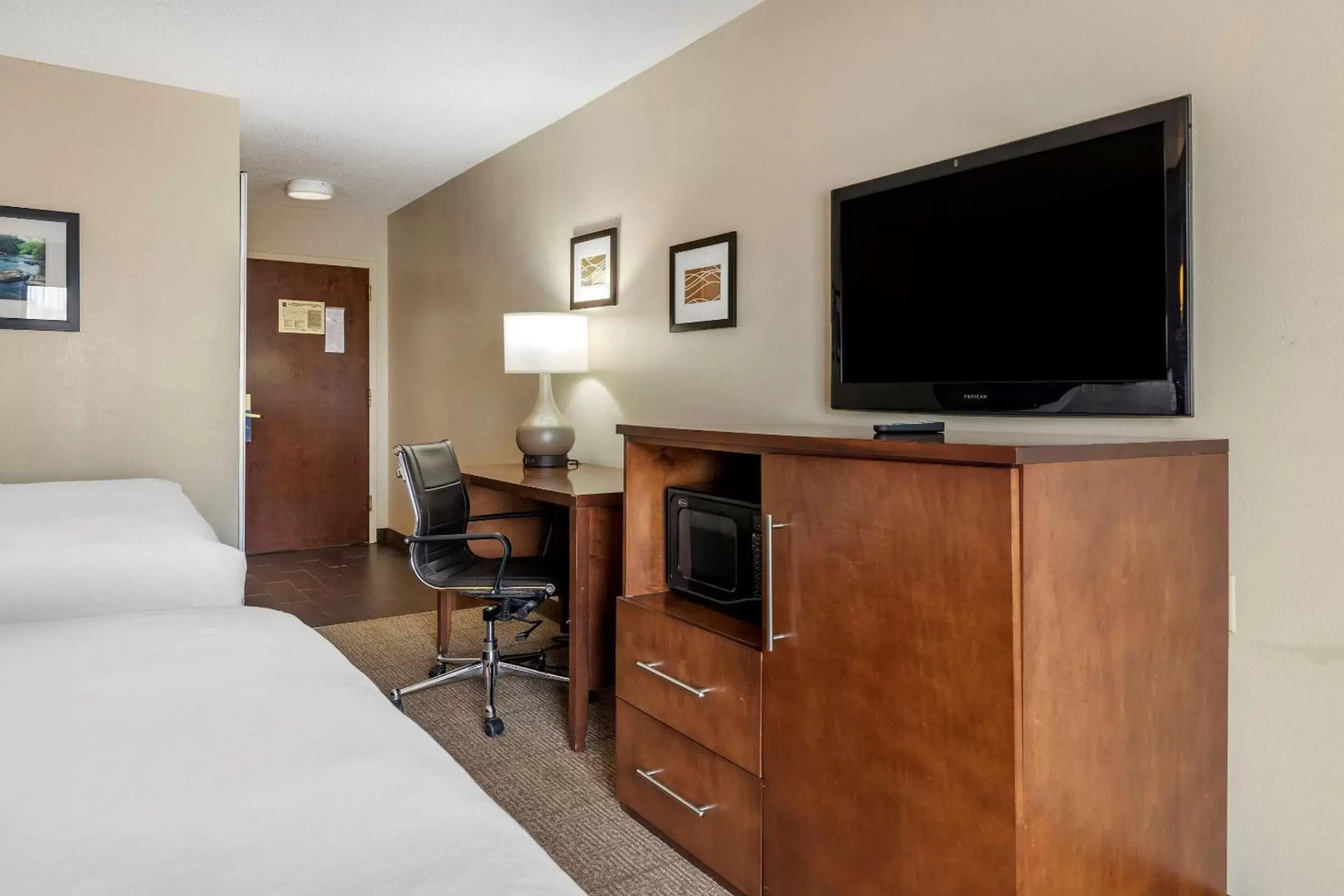 Photo of the whole room, TV/Entertainment Center in Comfort Inn & Suites Statesboro - University Area