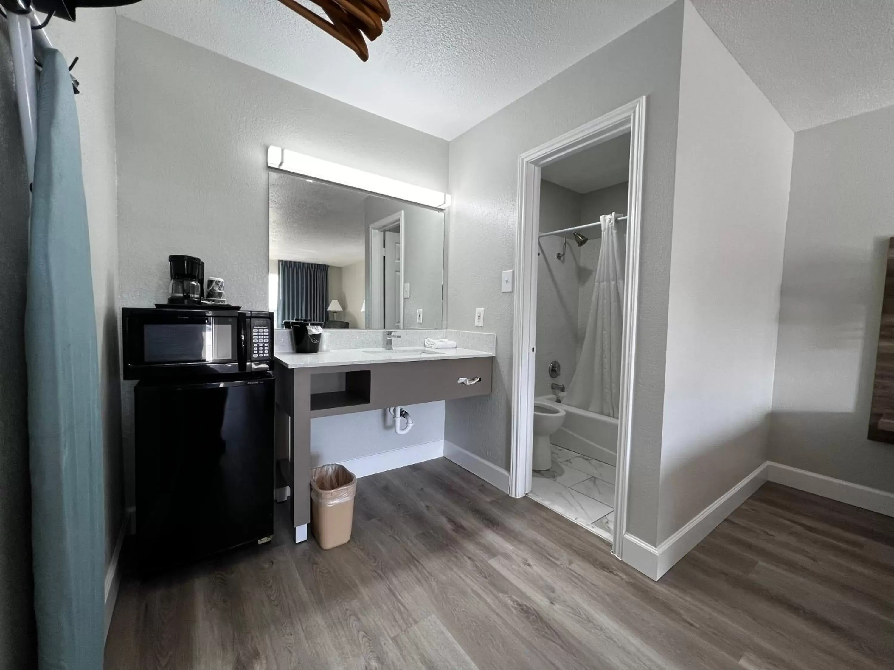 Bathroom, Kitchen/Kitchenette in Regency Inn