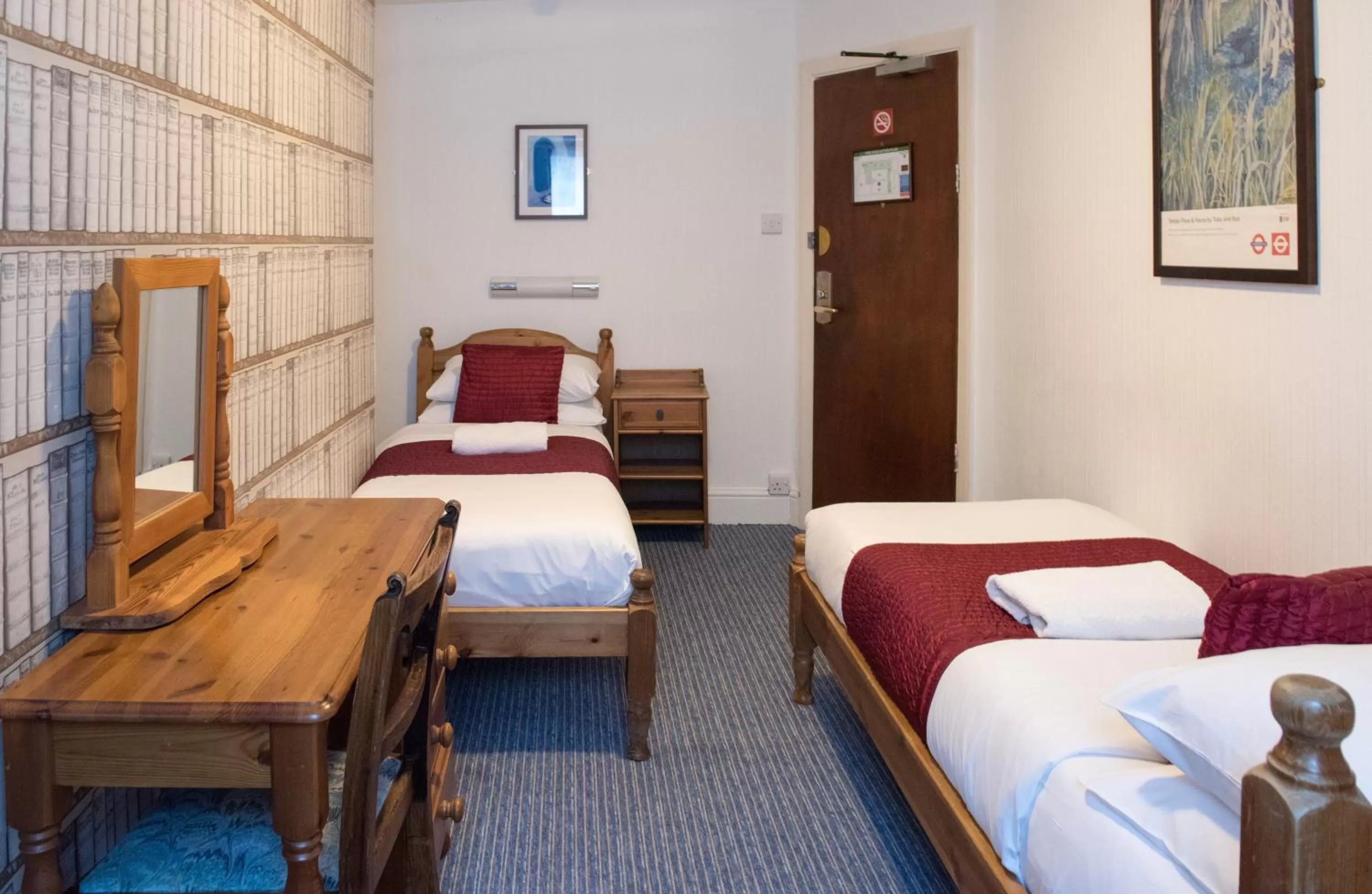 Photo of the whole room, Bed in St Athans Hotel