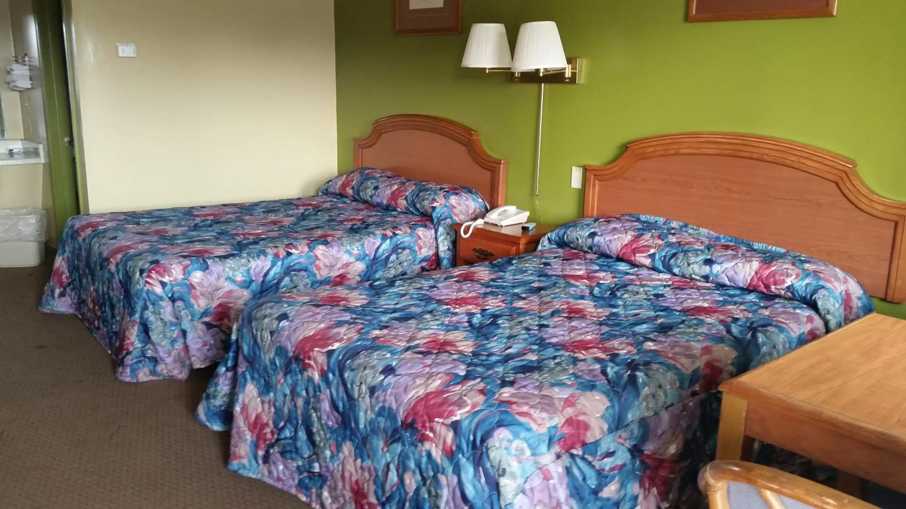 Bed in Parkview Motel