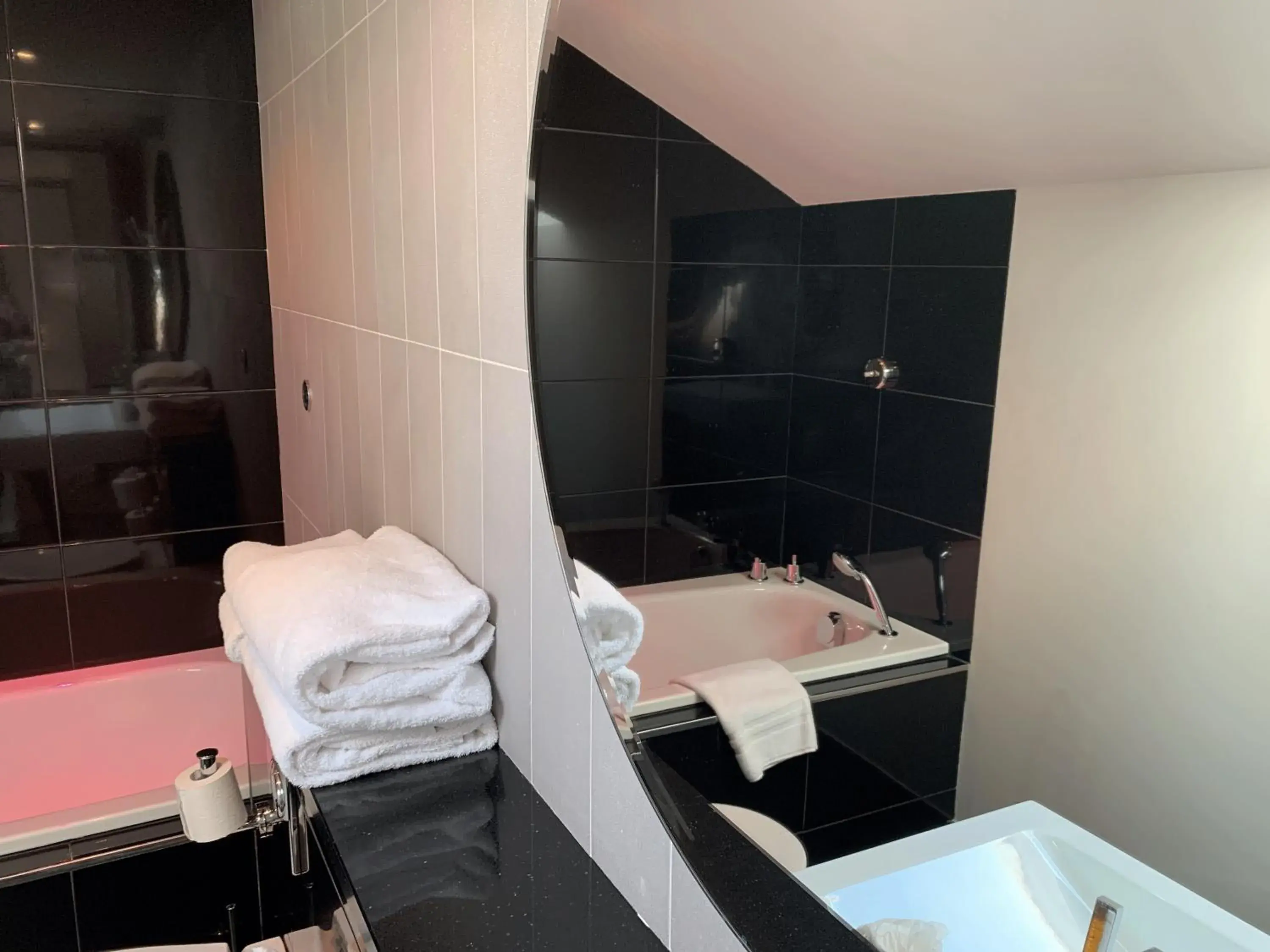 Bathroom in Hôtel Le Canberra