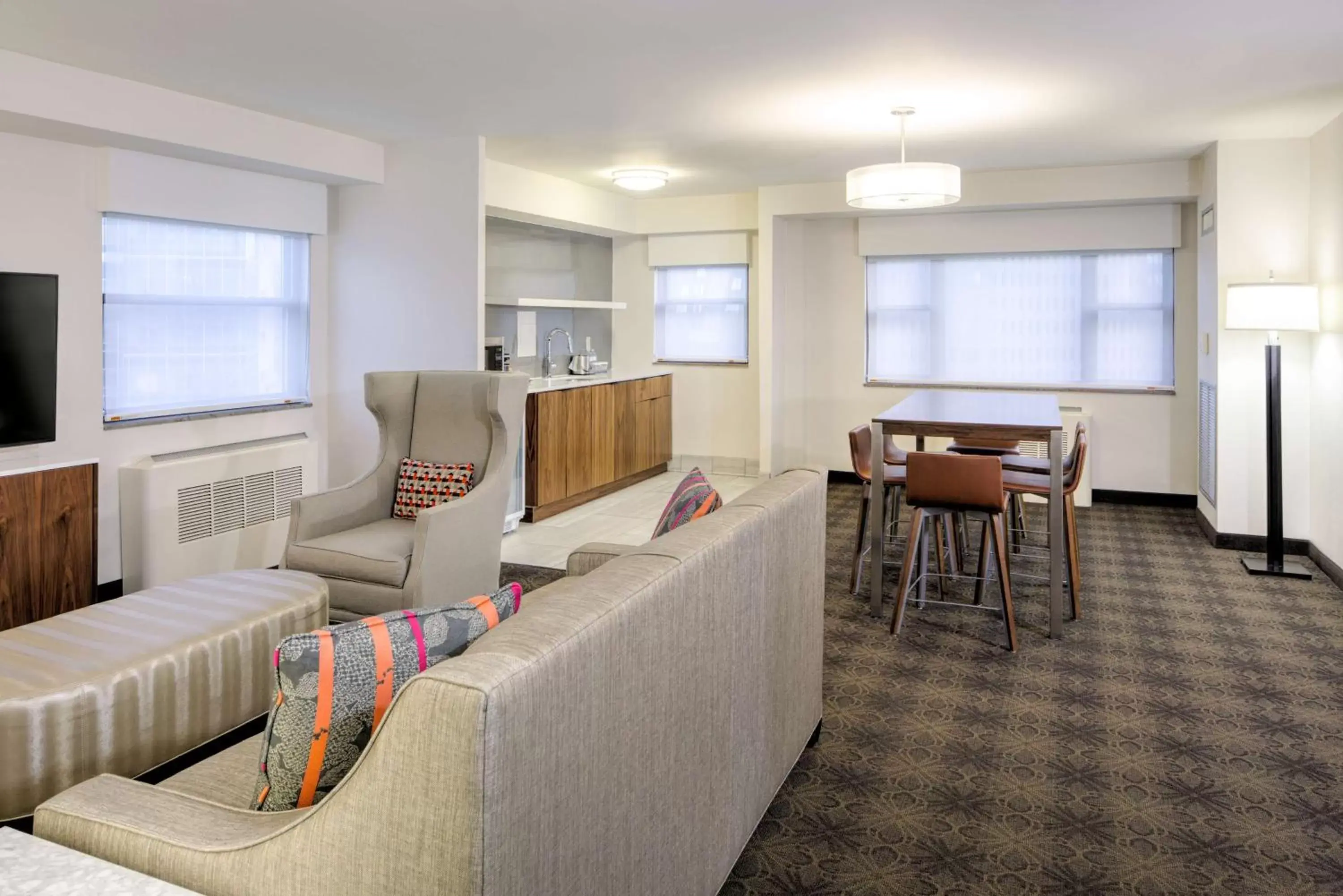 Living room, Seating Area in DoubleTree by Hilton Hotel & Suites Pittsburgh Downtown