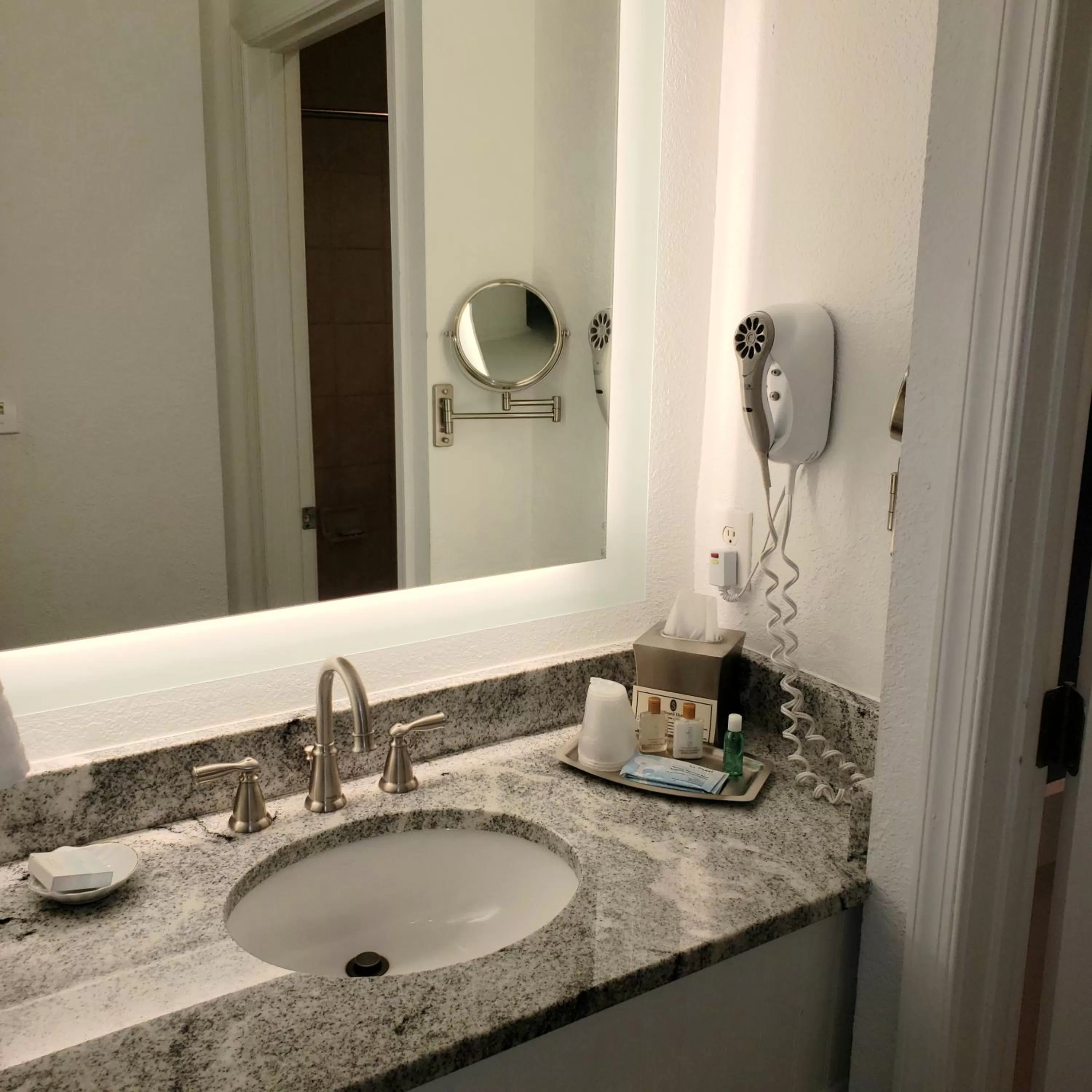 Bathroom in Avenue Inn & Spa