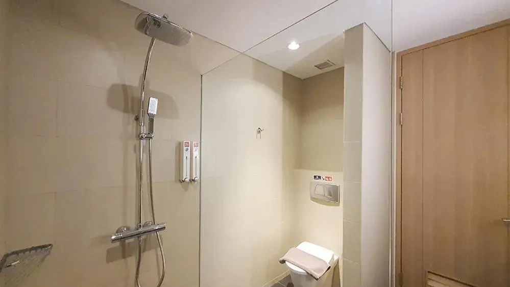 Bathroom in Ra Premiere Simatupang Jakarta