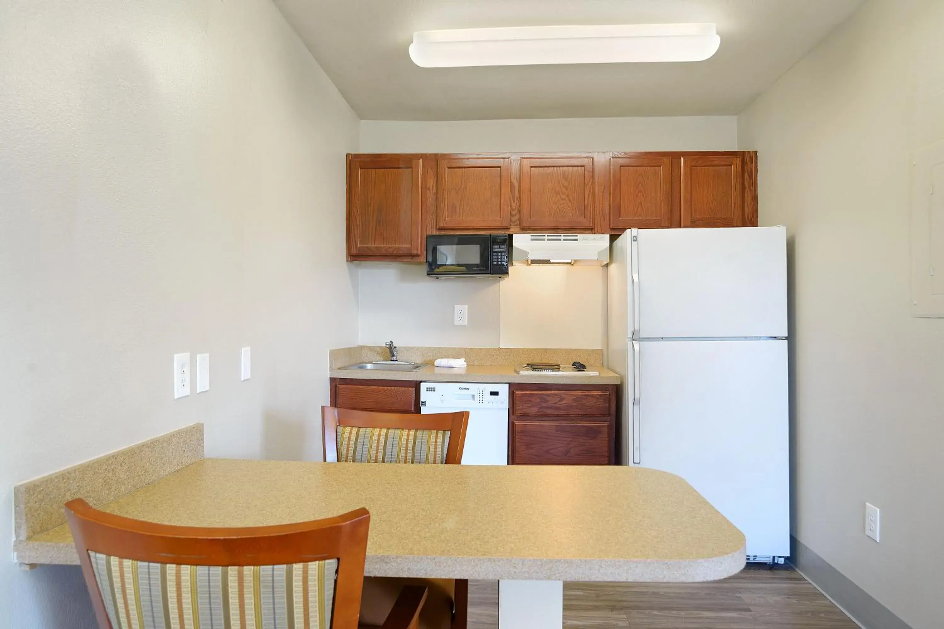 Kitchen or kitchenette, Kitchen/Kitchenette in Extended Stay America Suites - Kansas City - Lenexa - 87th St