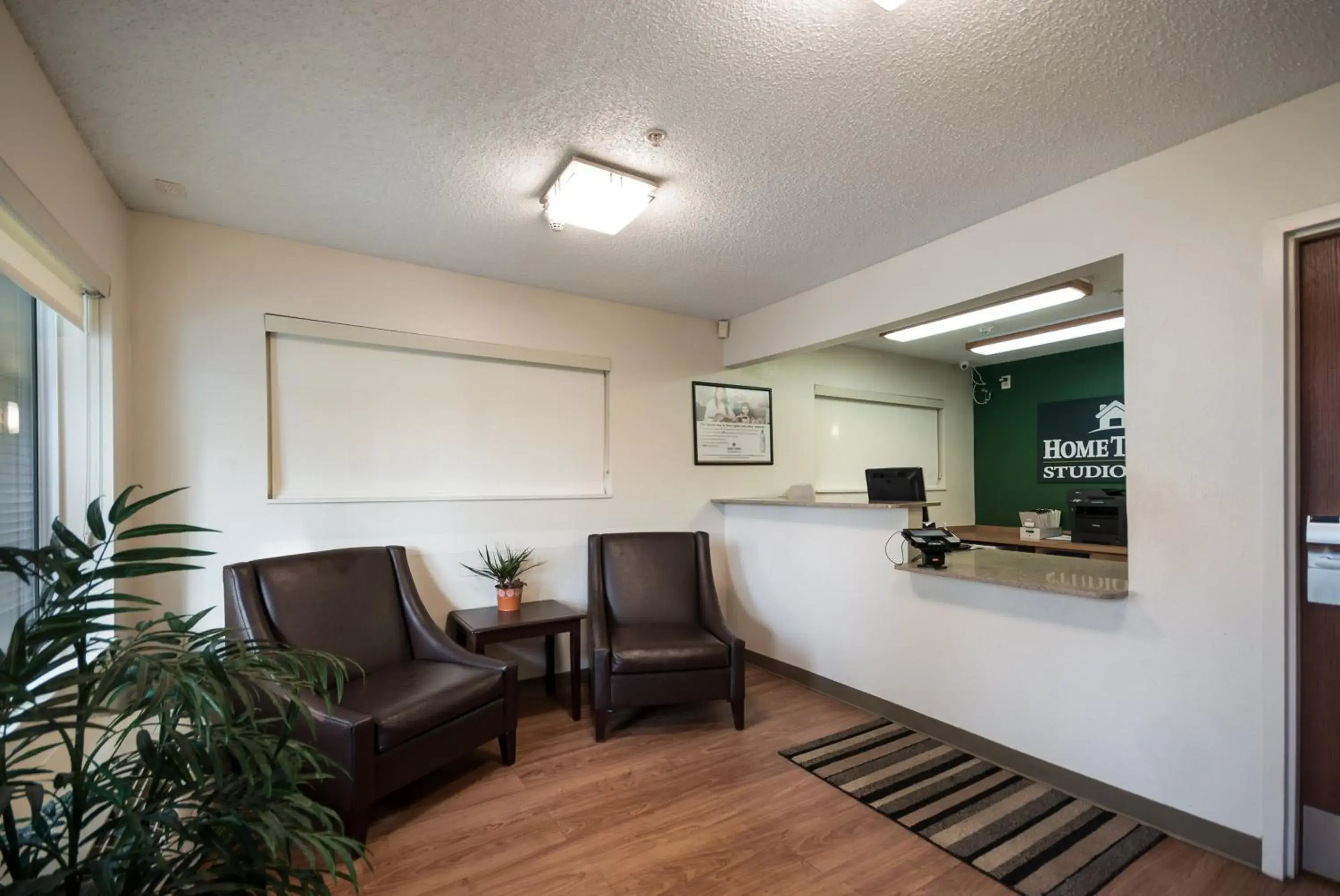 Lobby or reception, Seating Area in HomeTowne Studios by Red Roof Seattle - Kent/Des Moines