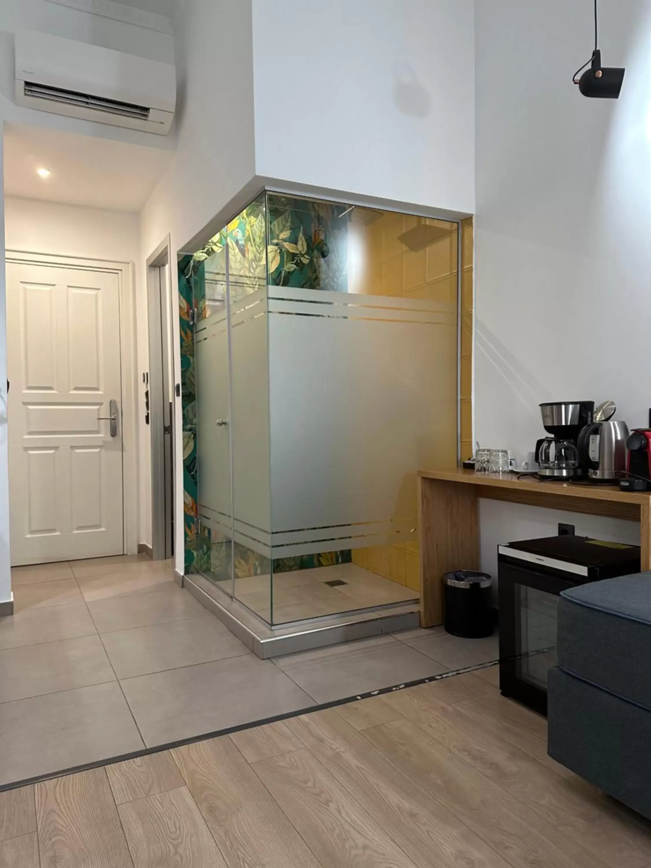 Shower, Kitchen/Kitchenette in The Maroon Bottle Suites