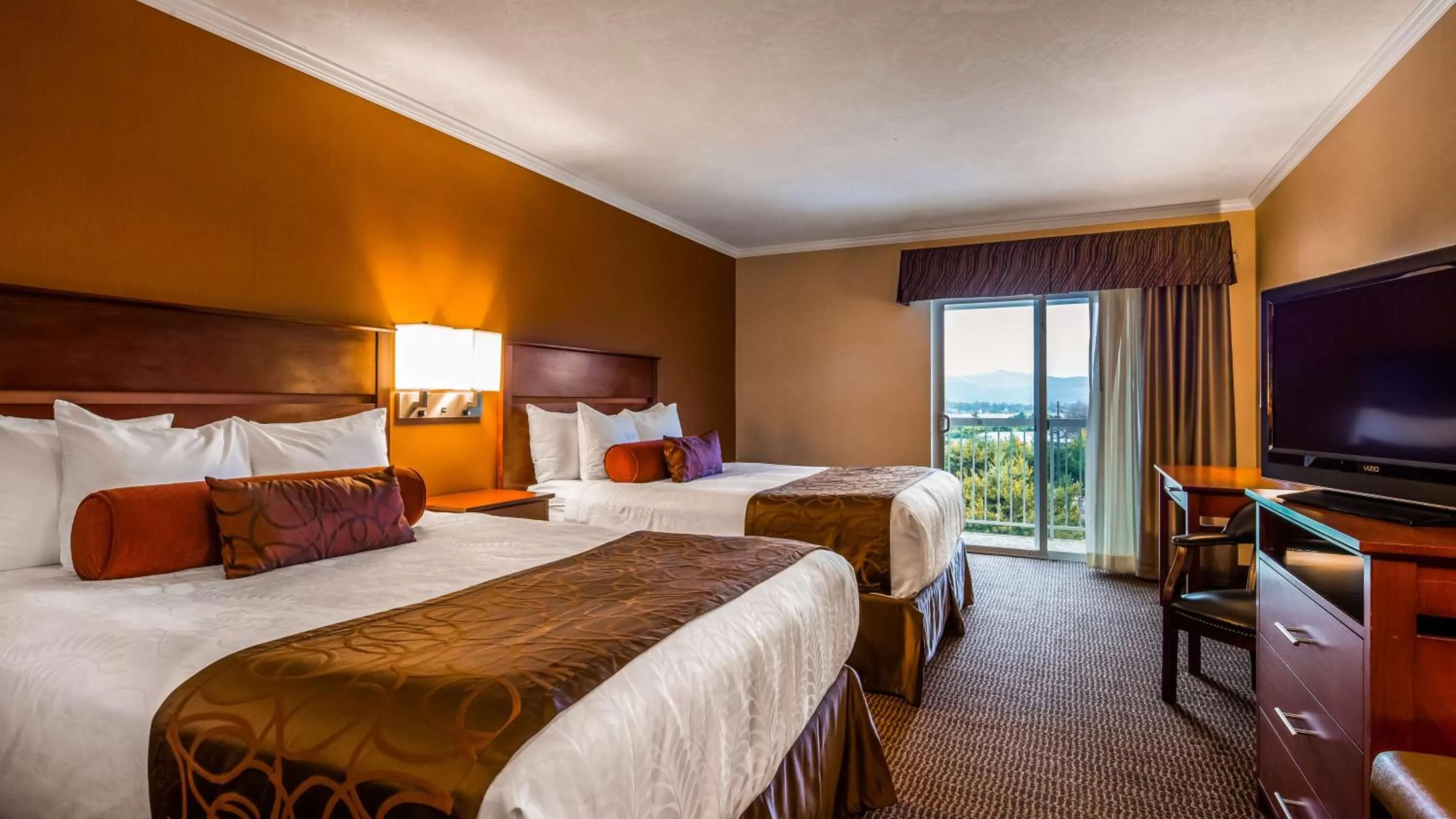 Photo of the whole room, Bed in Best Western Plus Landmark Inn