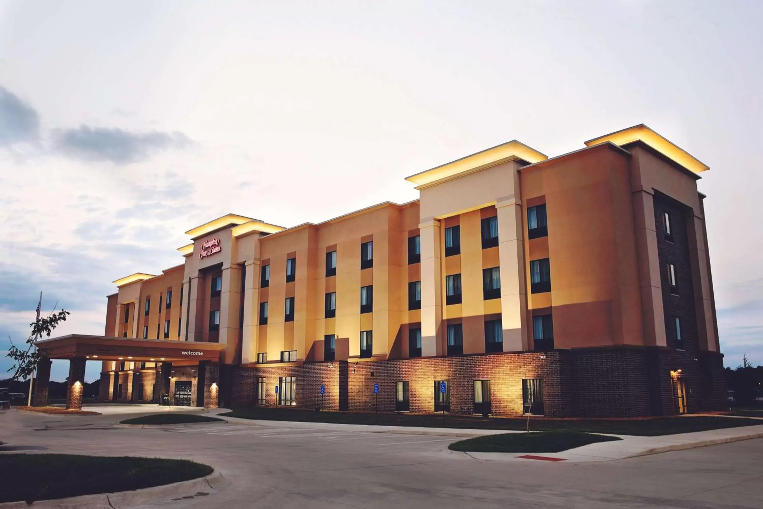 Property building in Hampton Inn & Suites Des Moines/Urbandale Ia Property building in Hampton Inn & Suites Des Moines/Urbandale Ia