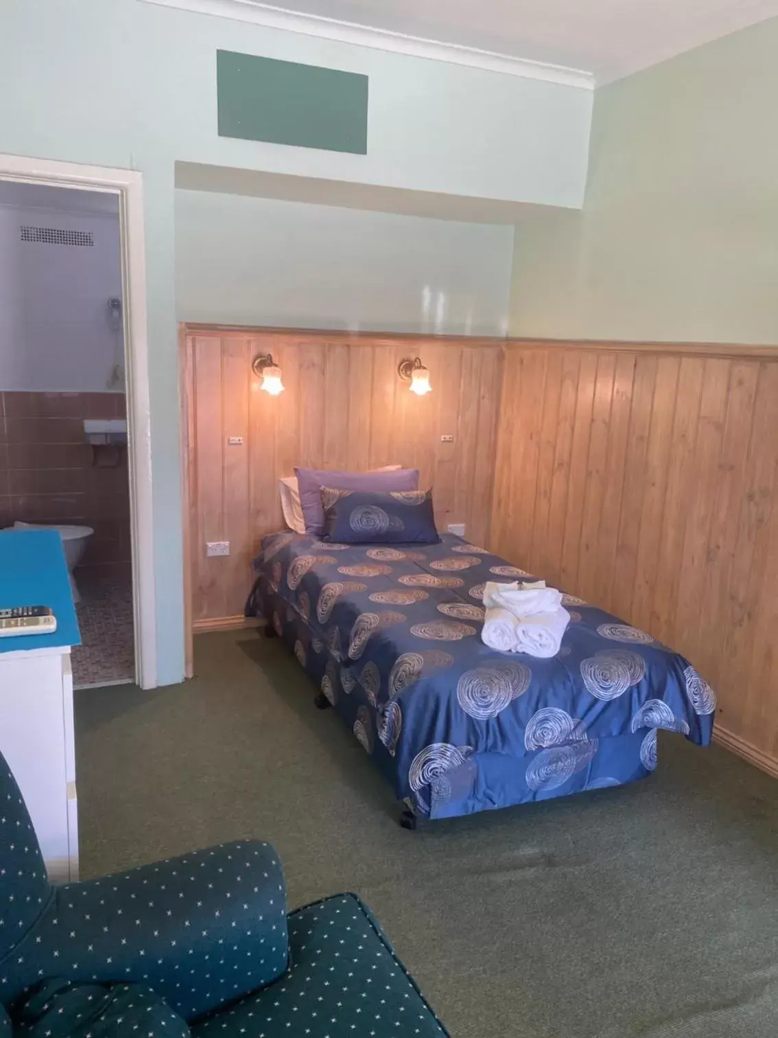 Bedroom, Bed in Paddle Steamer Motel