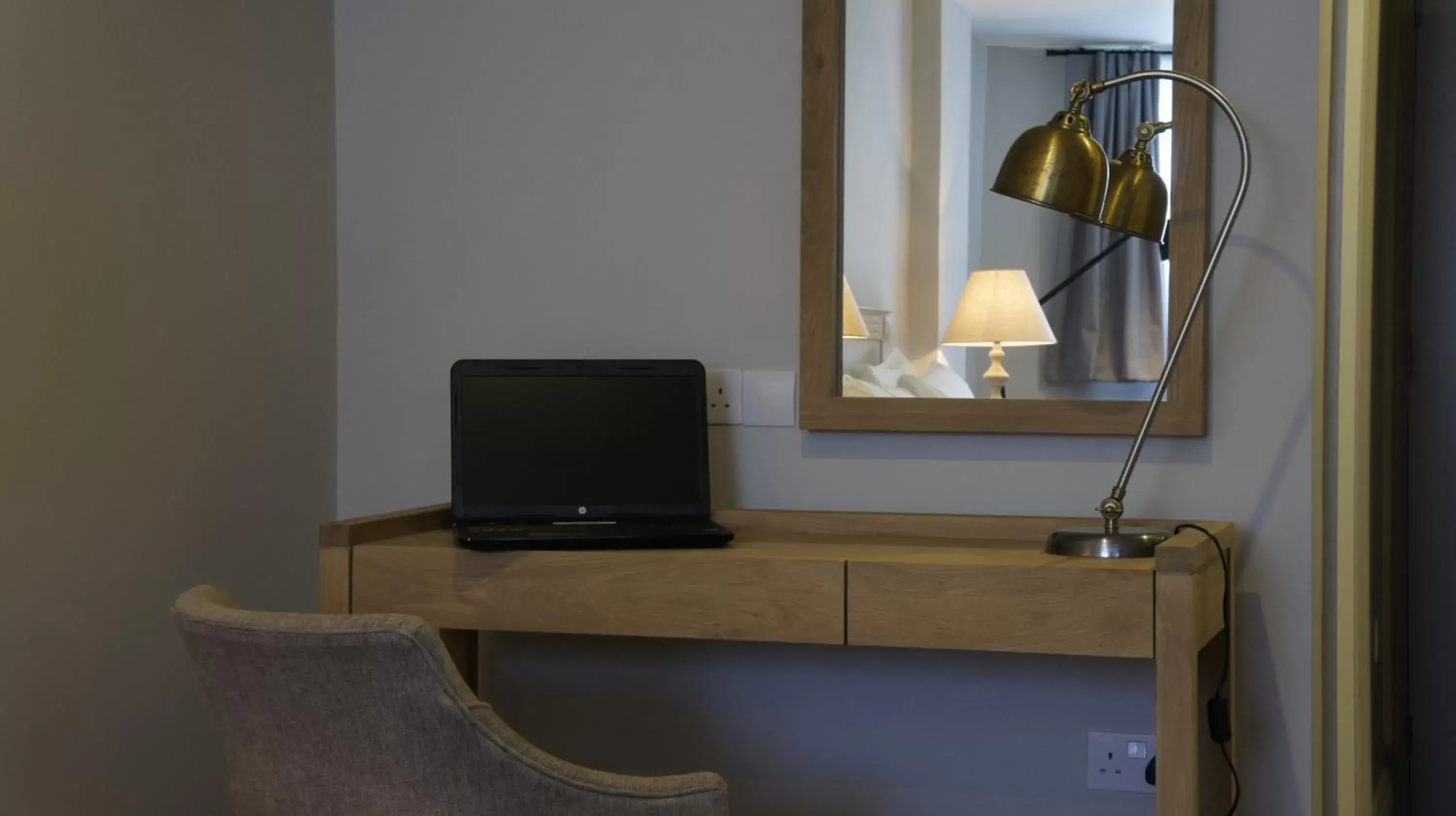 Bedroom, TV/Entertainment Center in Abergavenny Hotel