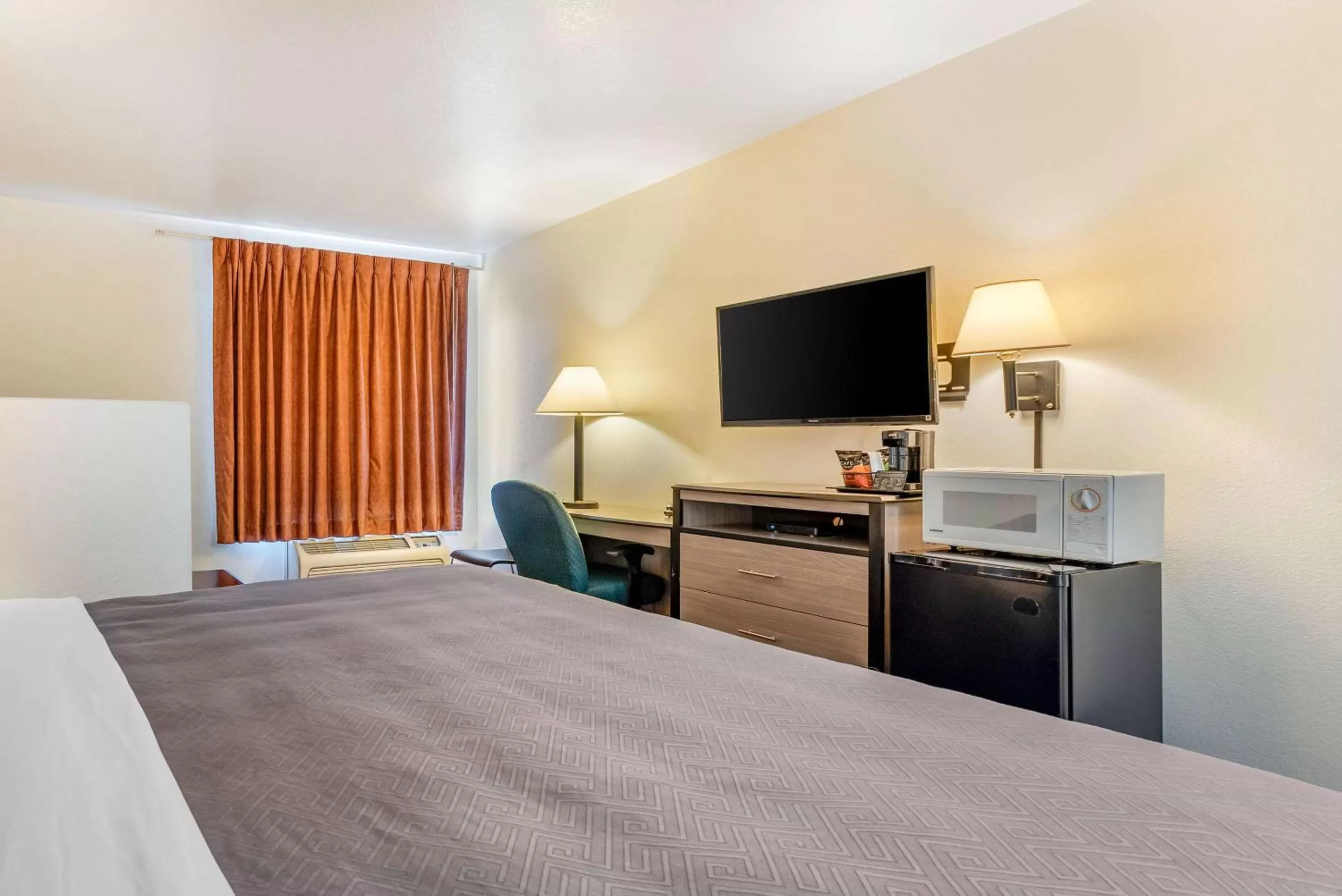 Photo of the whole room, Bed in Econo Lodge Pueblo North