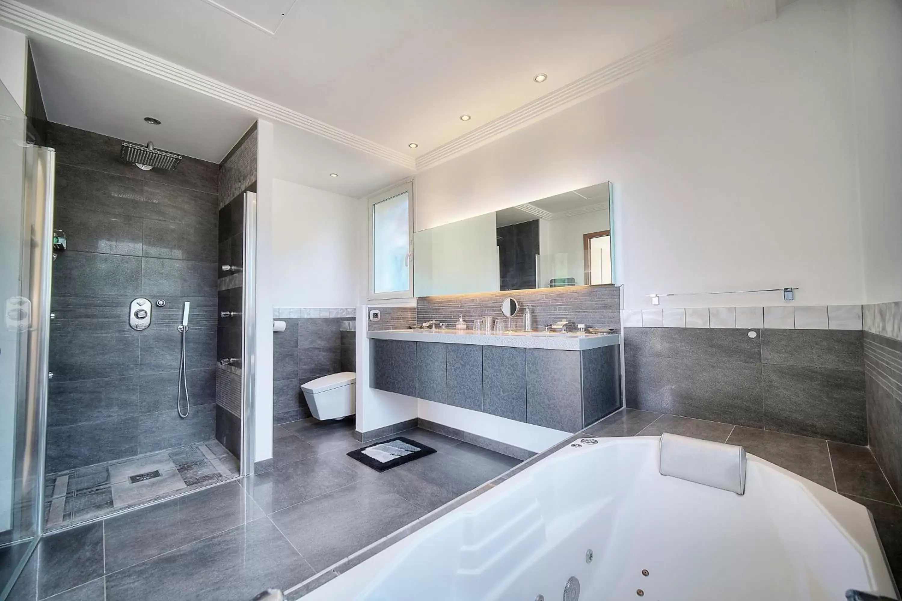 Bathroom in Chambre d'hôte "HAVRE DE PAIX" Prestige jacuzzi, hammam, sauna, PISCINE Mougins Cannes Grasse