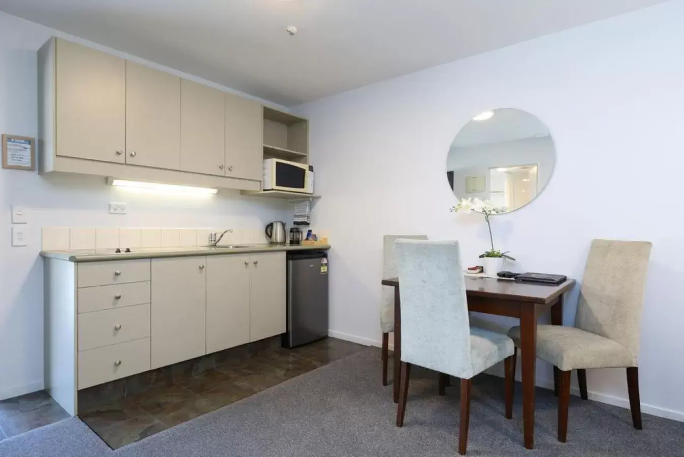 Dining area, Kitchen/Kitchenette in Chelsea Park Motor Lodge