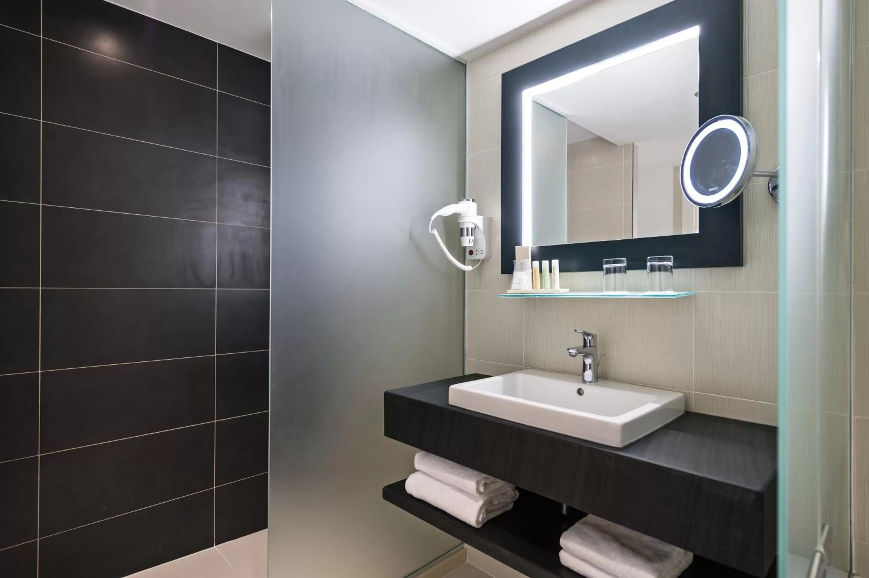 Bathroom in Golden Tulip Marseille Euromed