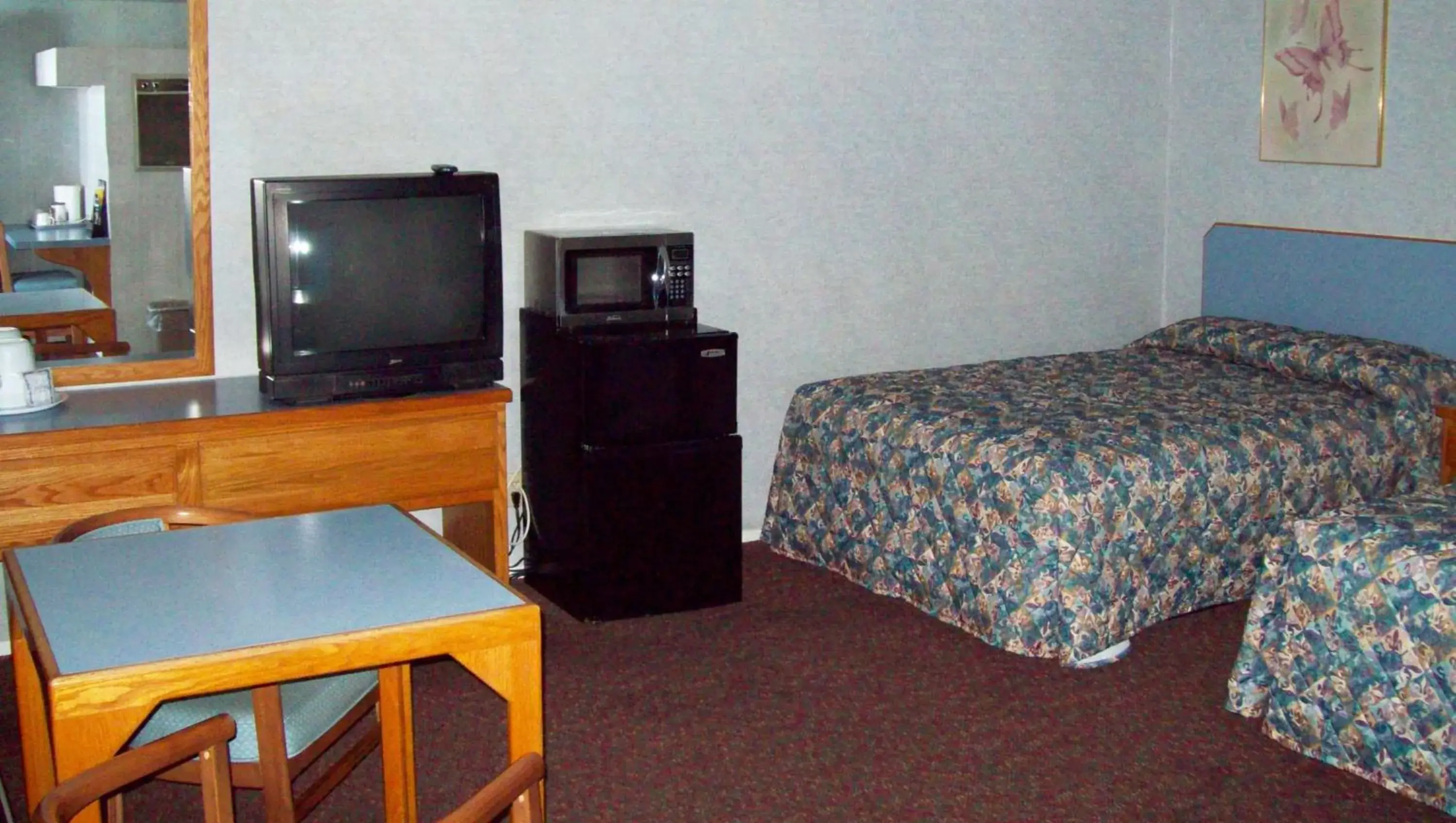 Photo of the whole room, TV/Entertainment Center in Blue Mist Motel Florence