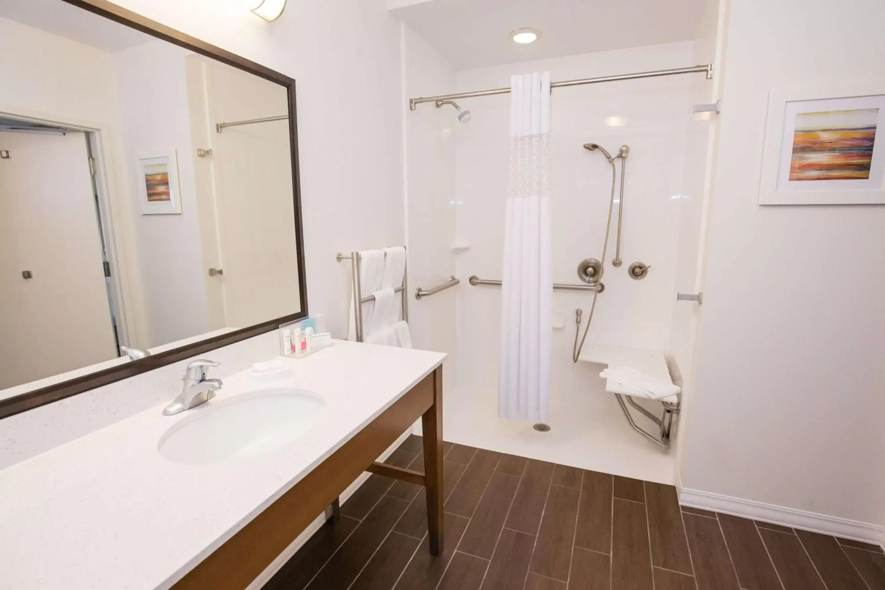 Bathroom in Hampton Inn & Suites - Pittsburgh/Harmarville, PA