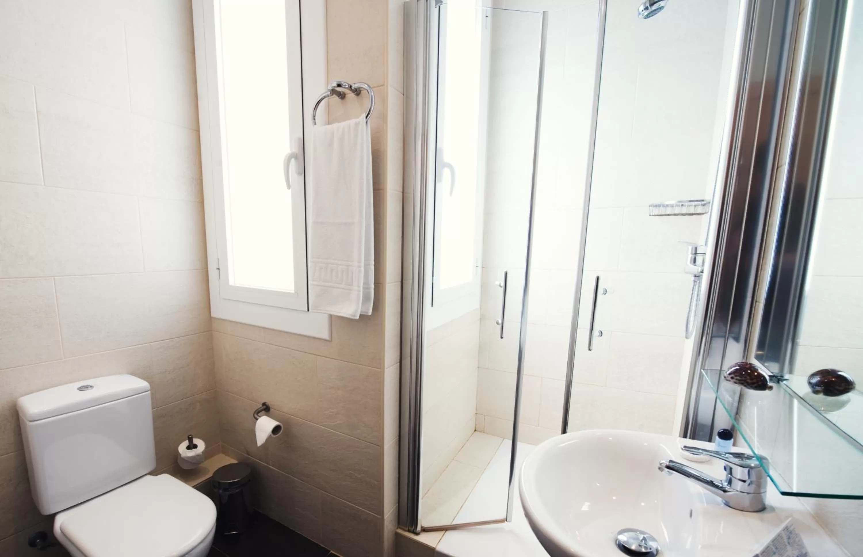 Shower in Hotel Miramar Badalona