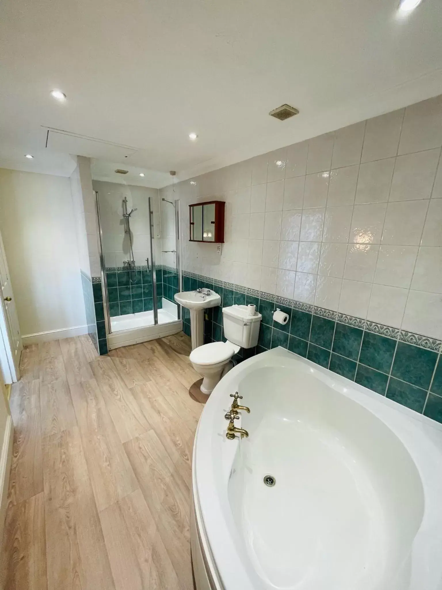 Shower, Bathroom in The Six Bells