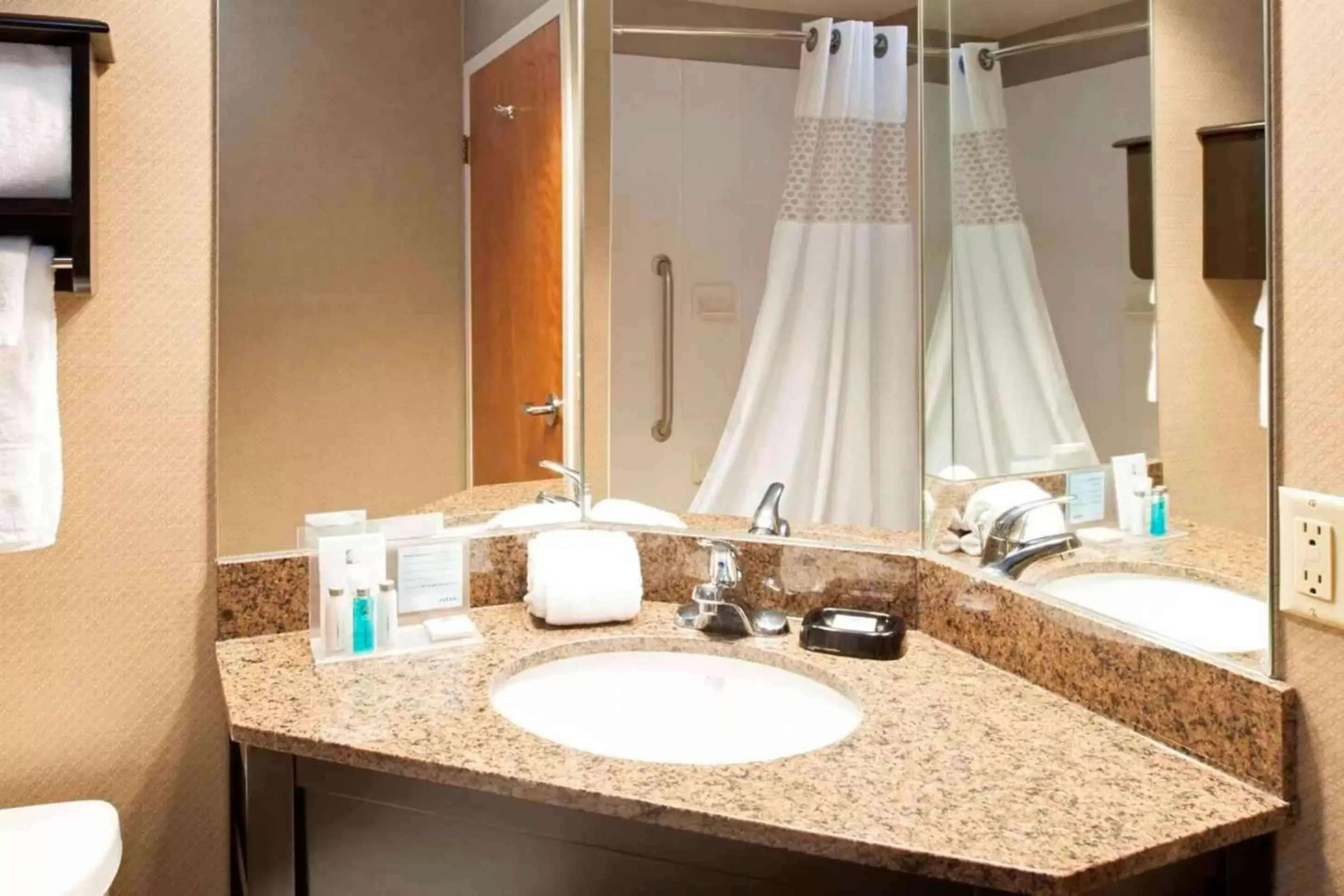 Queen Room with Two Queen Beds and Bath Tub - Disability Access in Spark By Hilton Stevensville Queen Room with Two Queen Beds and Bath Tub - Disability Access in Spark By Hilton Stevensville