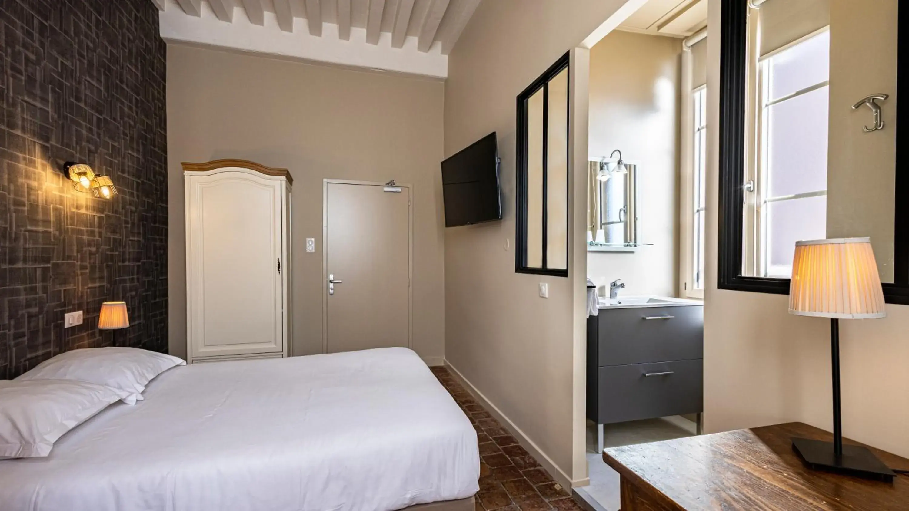 Restaurant/places to eat, Bed in Logis Hostellerie Bressane