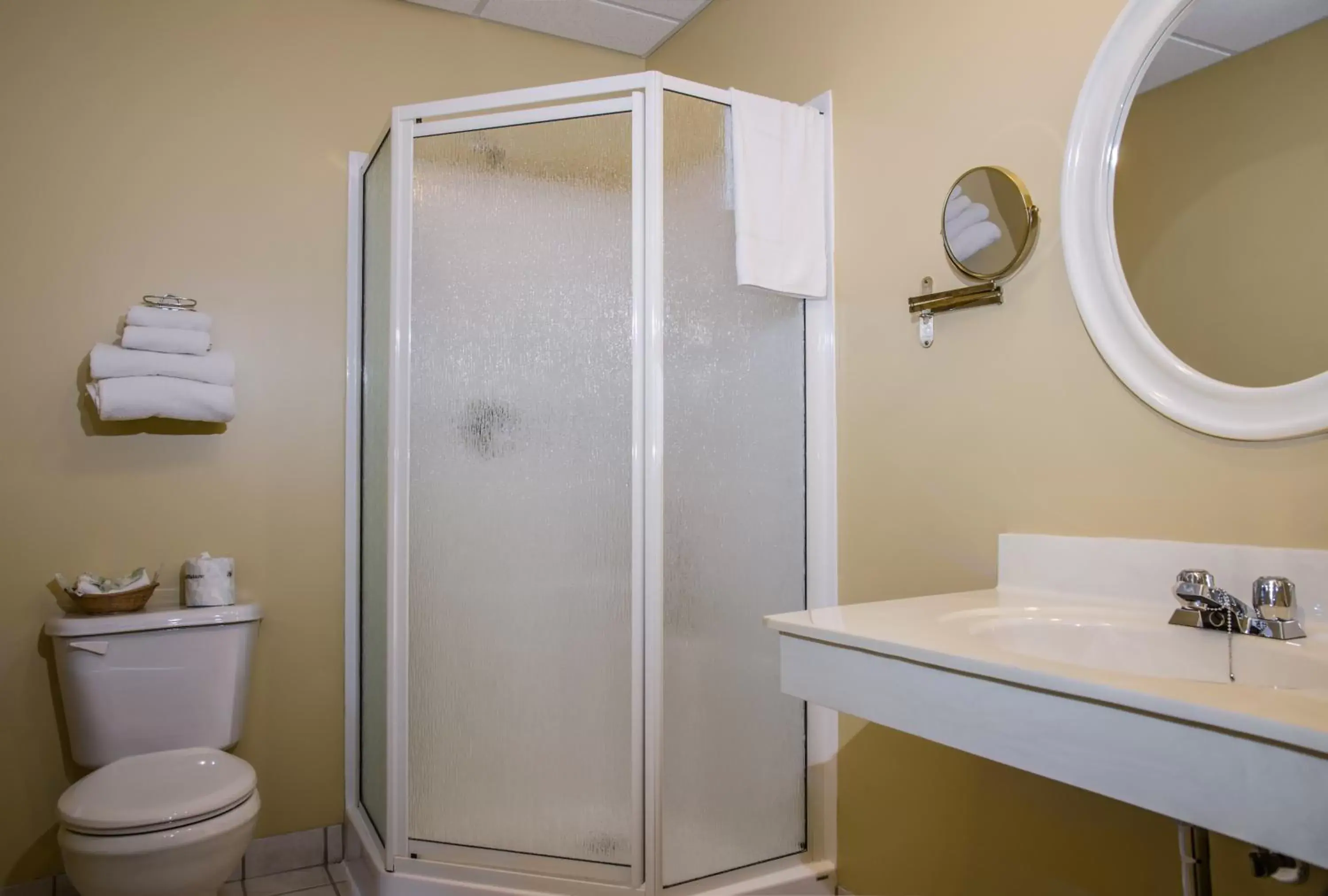 Bathroom in Shallow Bay Motel & Cabins Conference Centre