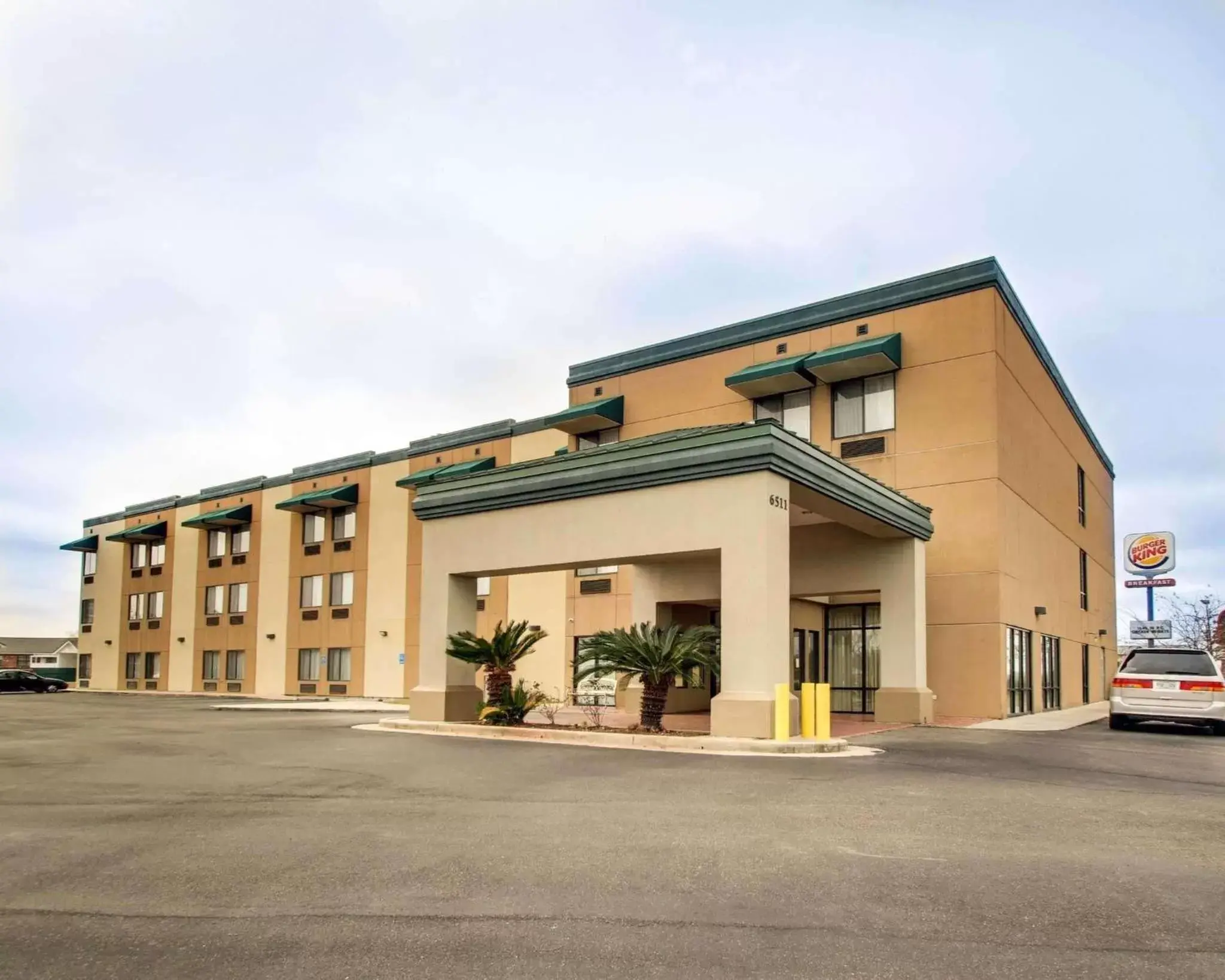 Property Building in Quality Inn & Suites Hattiesburg