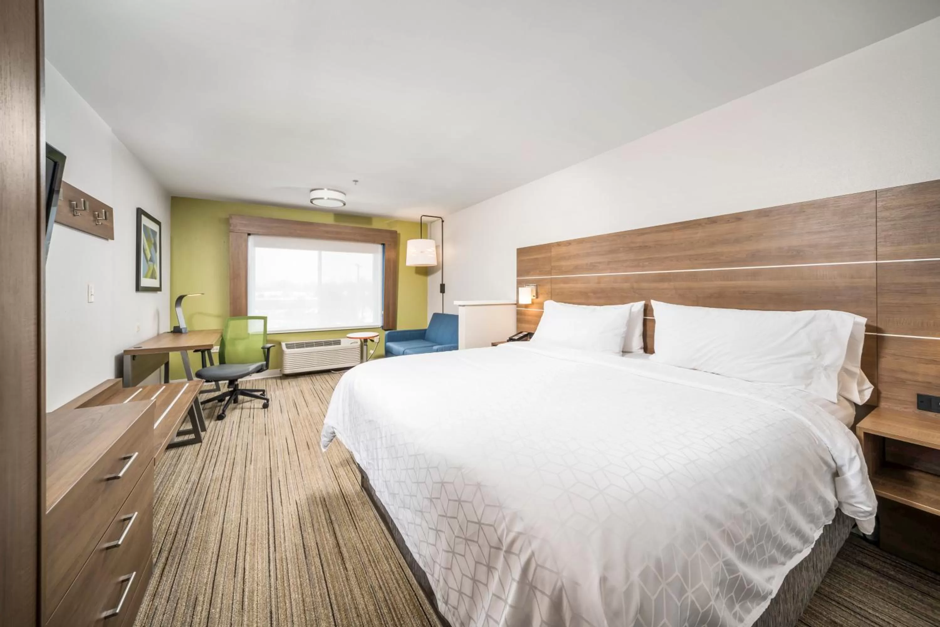 Bed in Holiday Inn Express Chicago Northwest-Vernon Hills by IHG
