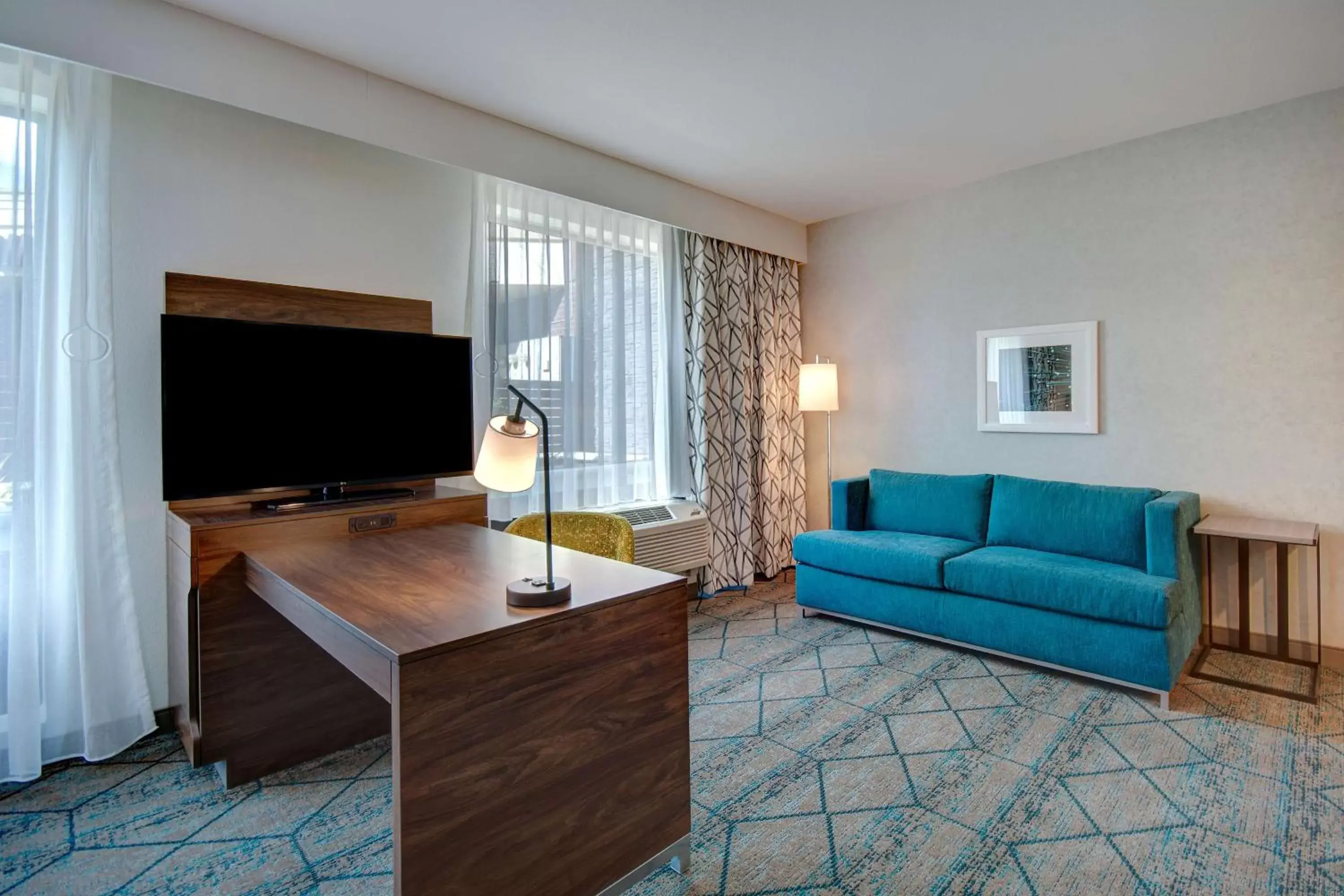 Bedroom, TV/Entertainment Center in Hampton Inn & Suites Sunnyvale-Silicon Valley, Ca