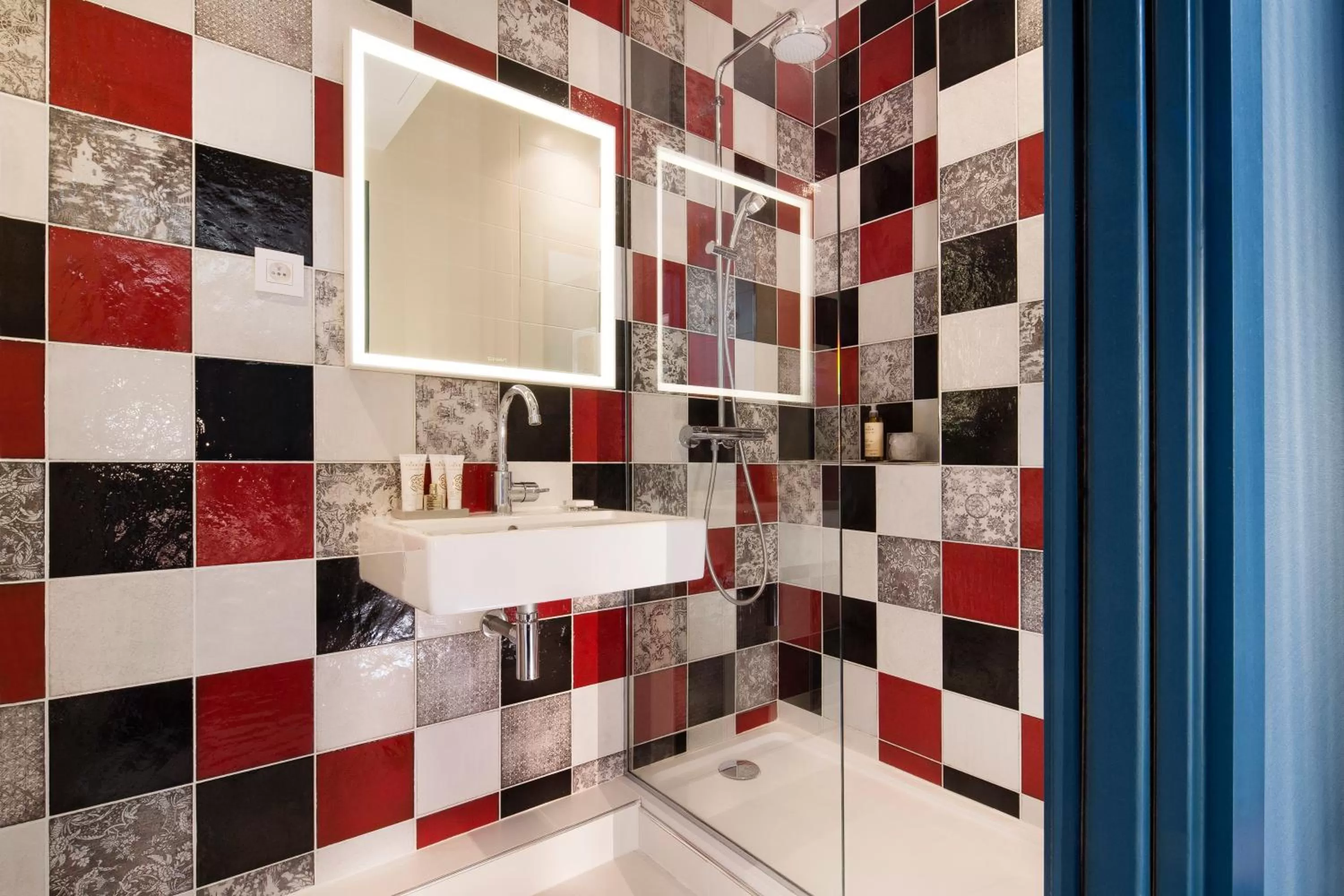 Shower in Les Tournelles