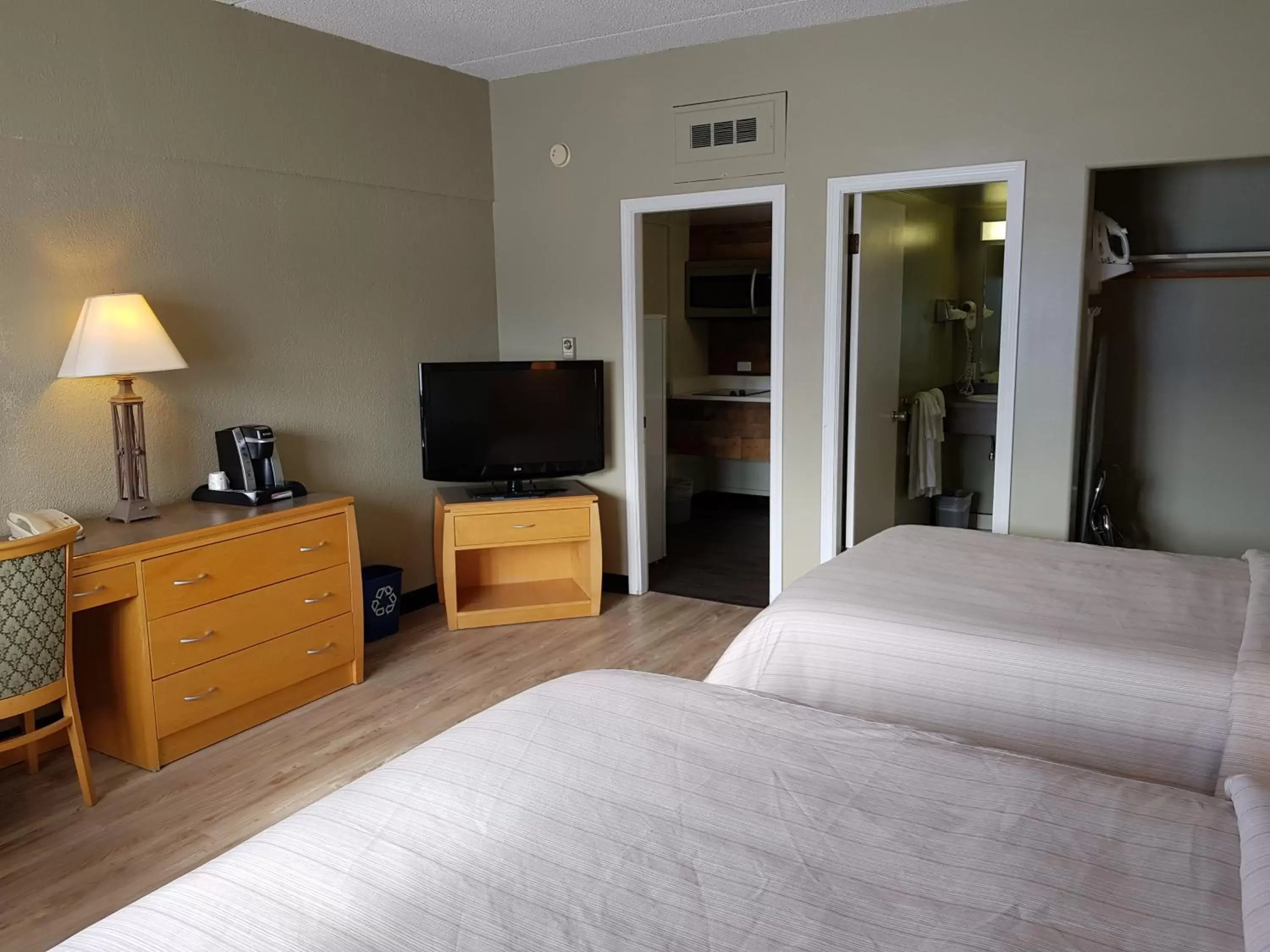 Bed, TV/Entertainment Center in Days Inn by Wyndham Golden