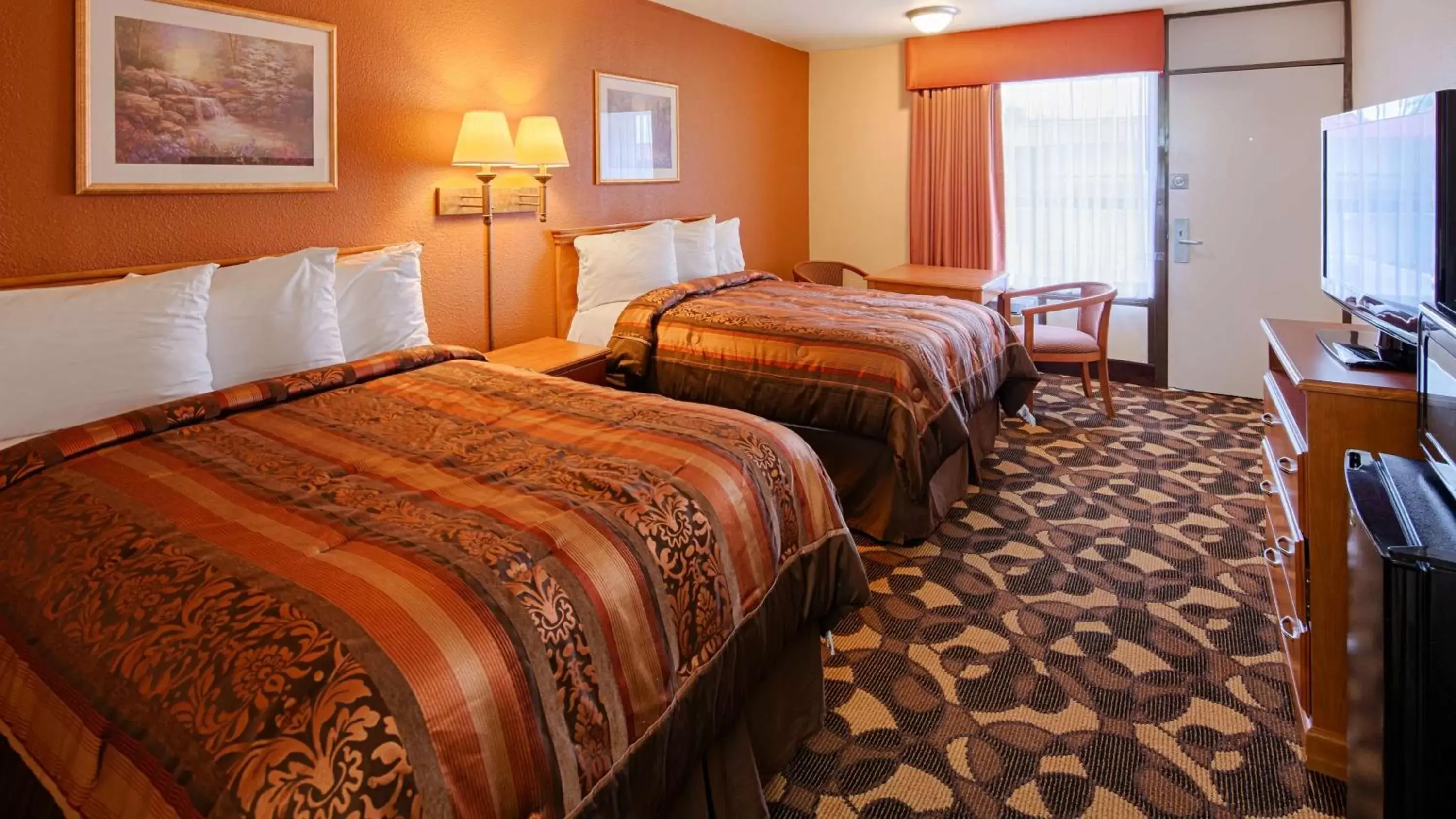 Photo of the whole room, Bed in Best Western Tulsa Airport