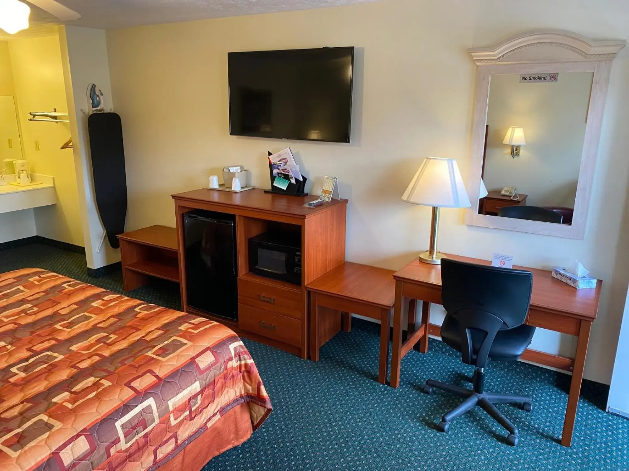 Bed, TV/Entertainment Center in Country Hearth Inn & Suites Union City