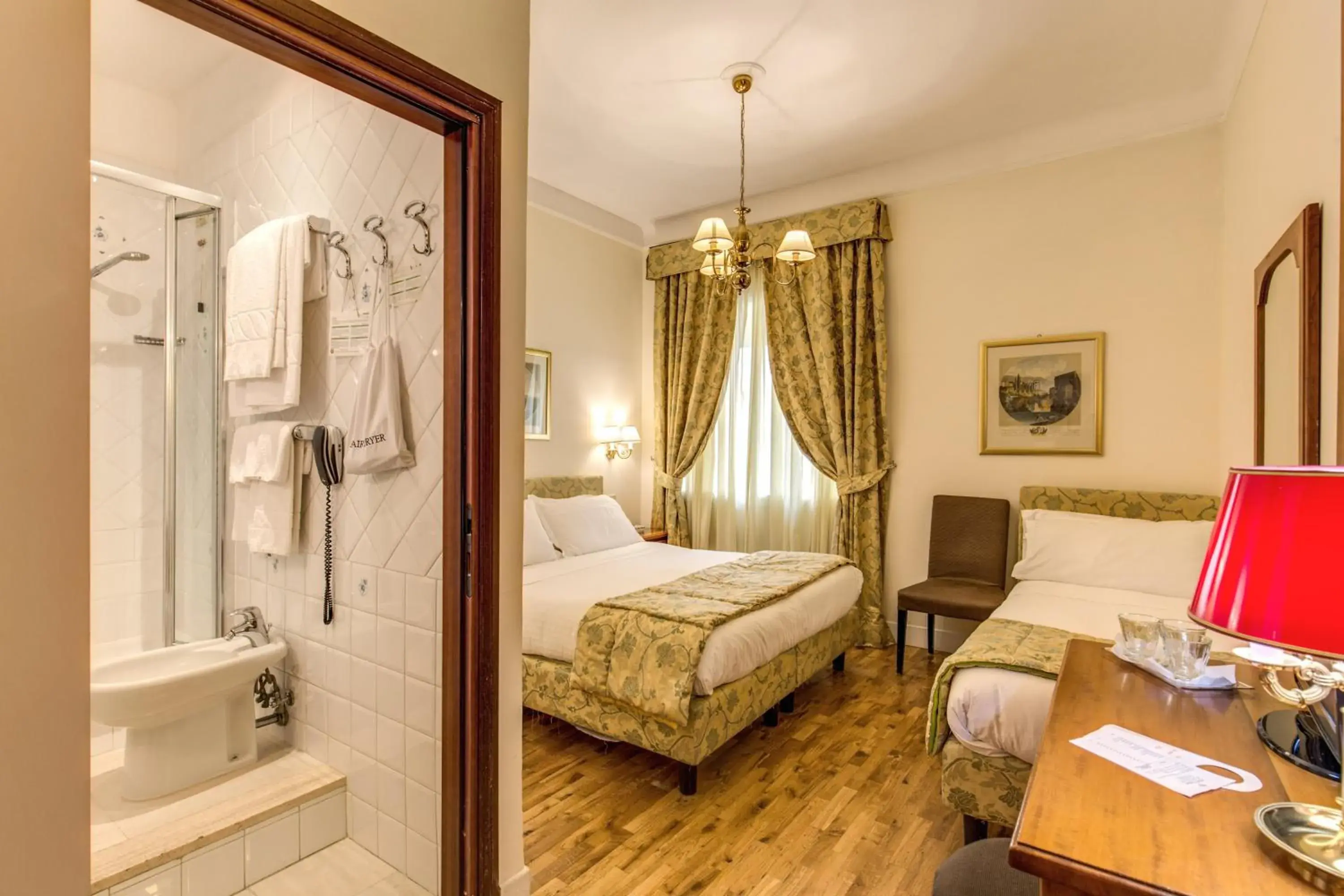 Bathroom, Bed in Hotel Cortina