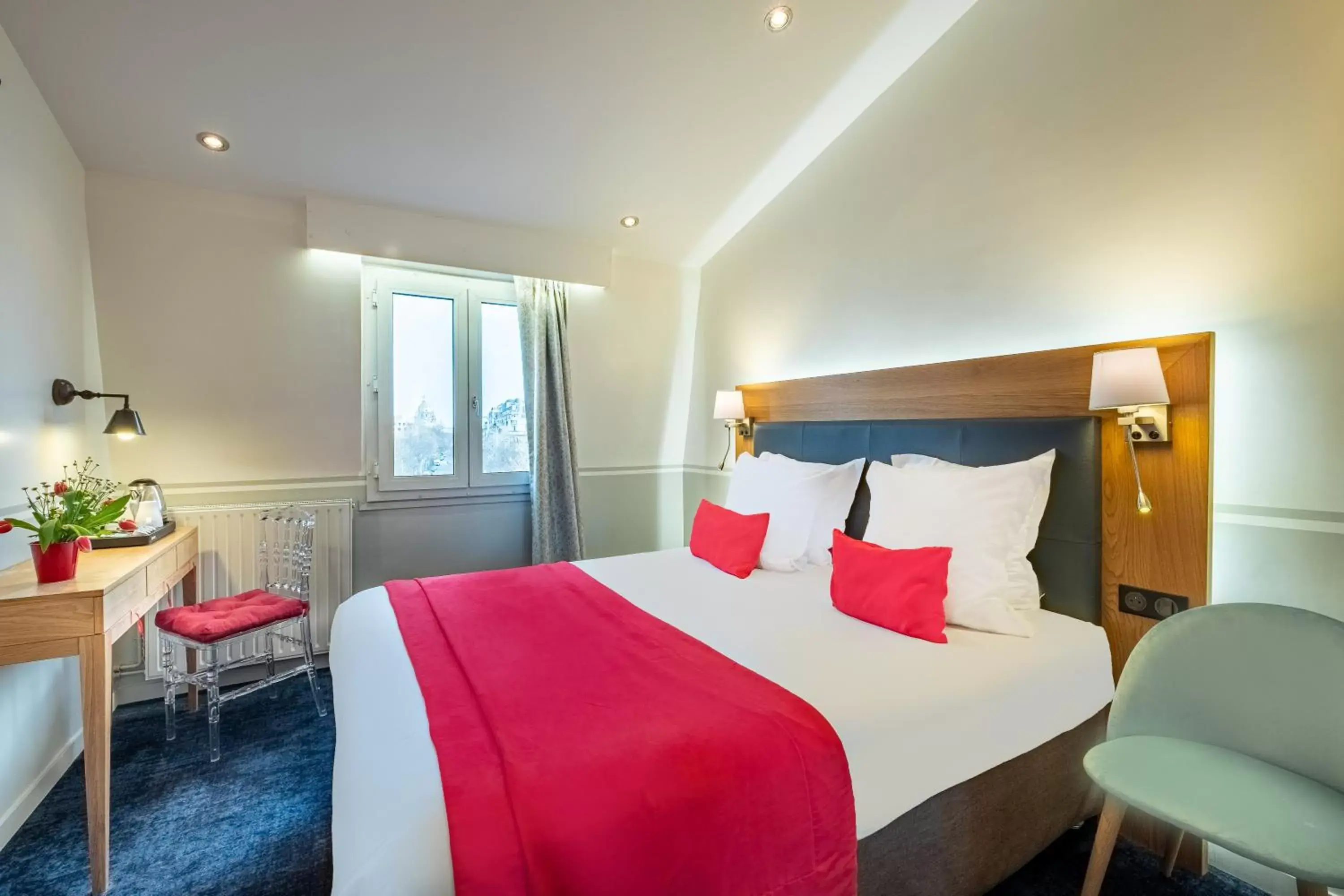 Bedroom, Bed in Hotel Eiffel Segur