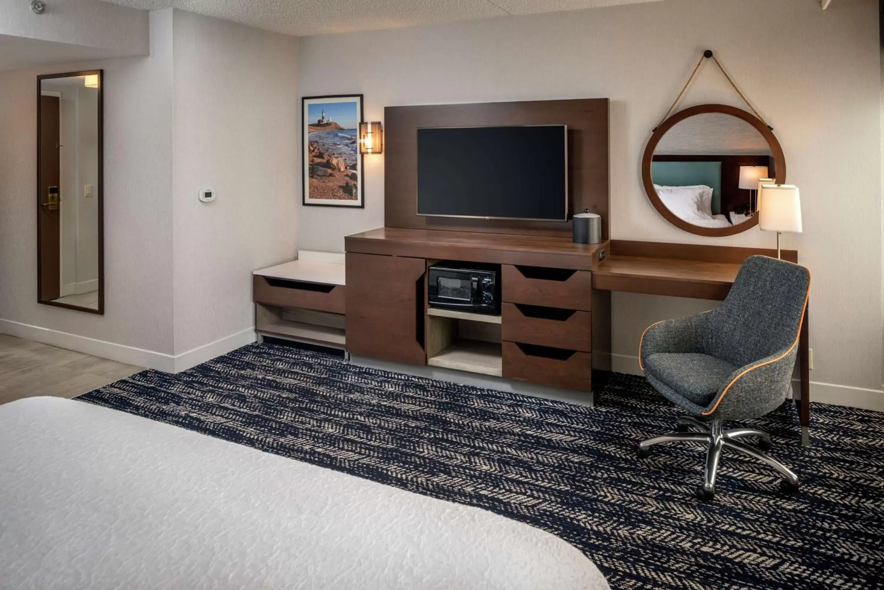 Bedroom, TV/Entertainment Center in Hampton Inn Long Island/Commack