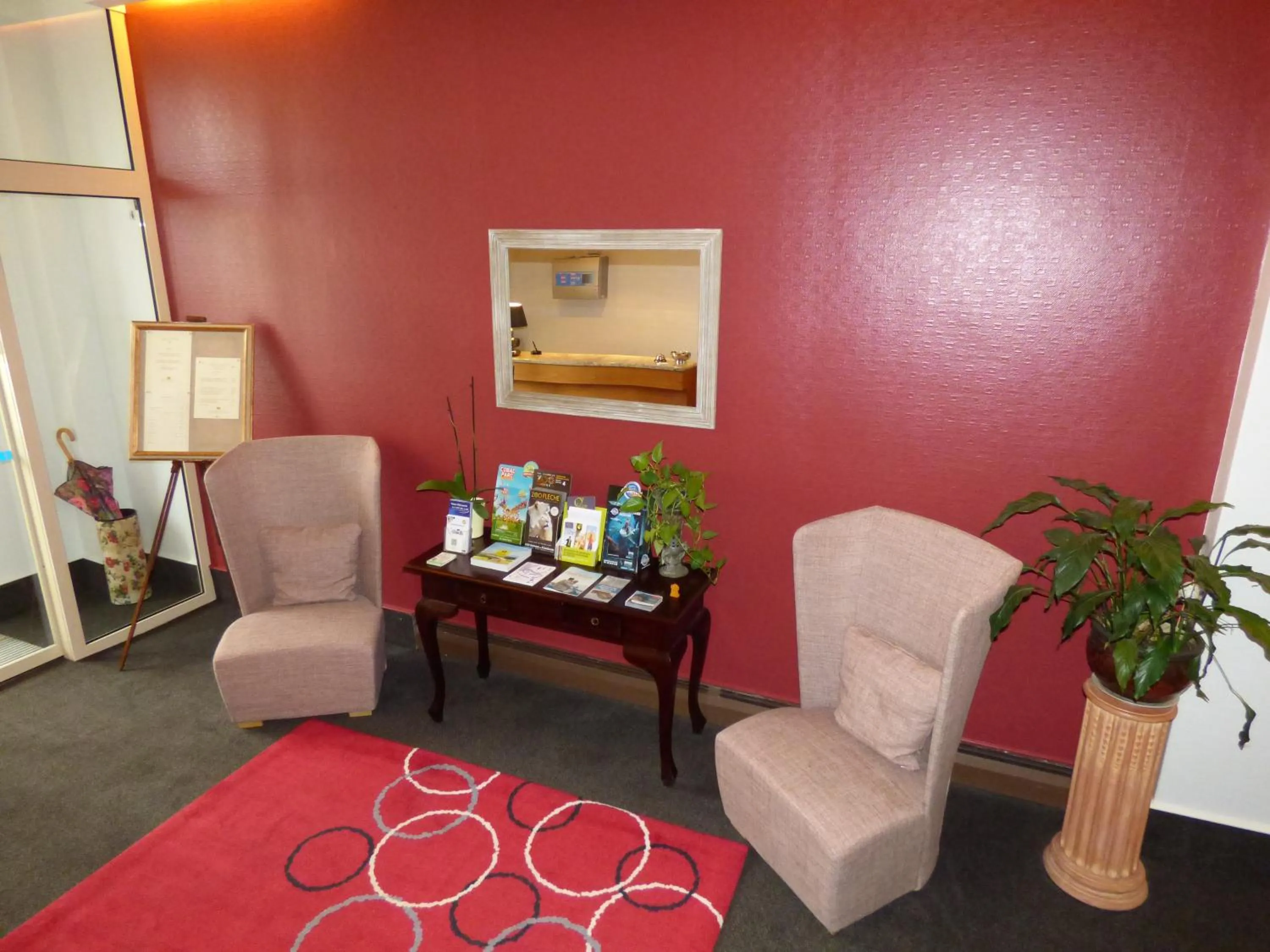 Lobby or reception in Logis Au Grand Hotel et son restaurant