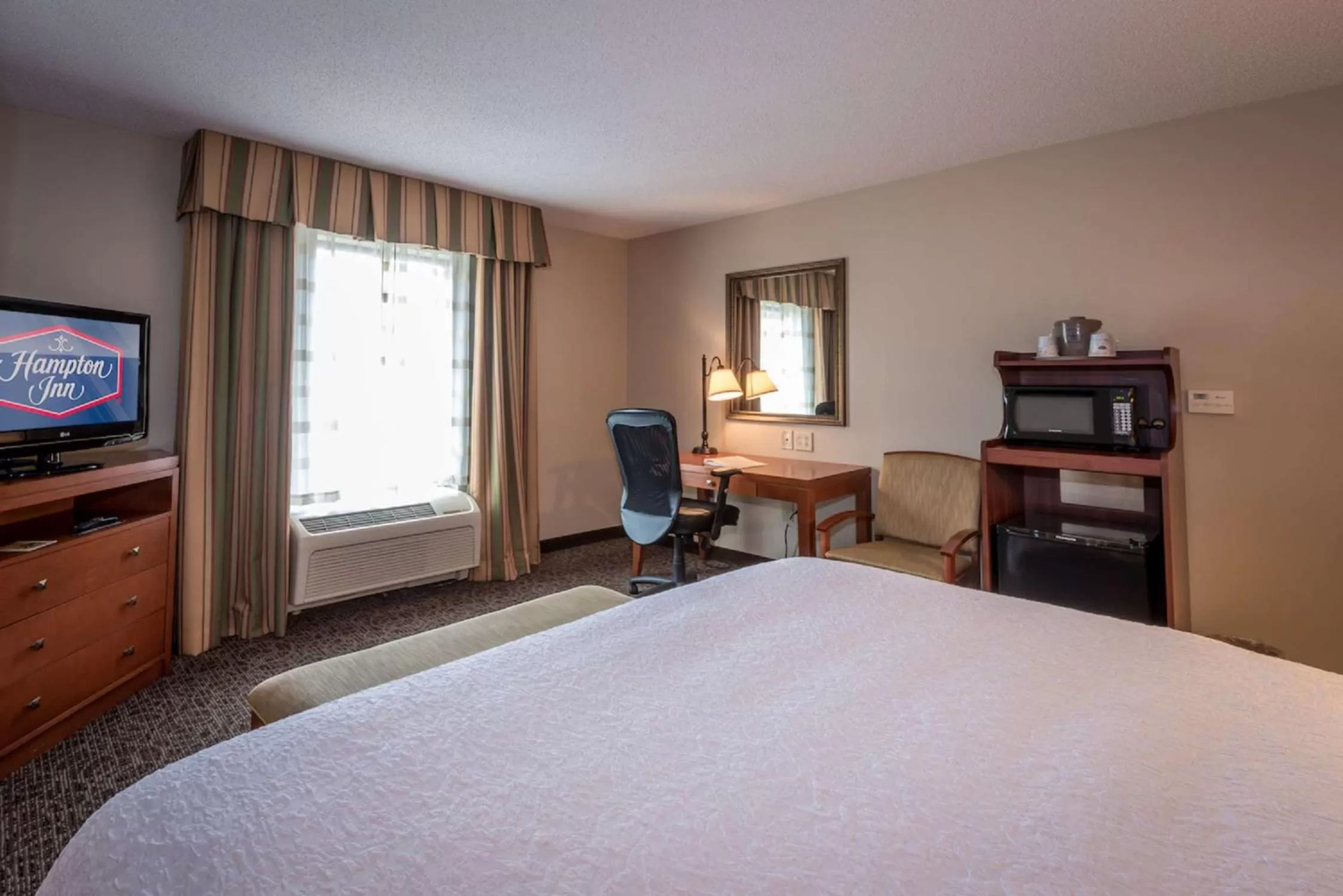 Bed in Hampton Inn Enterprise