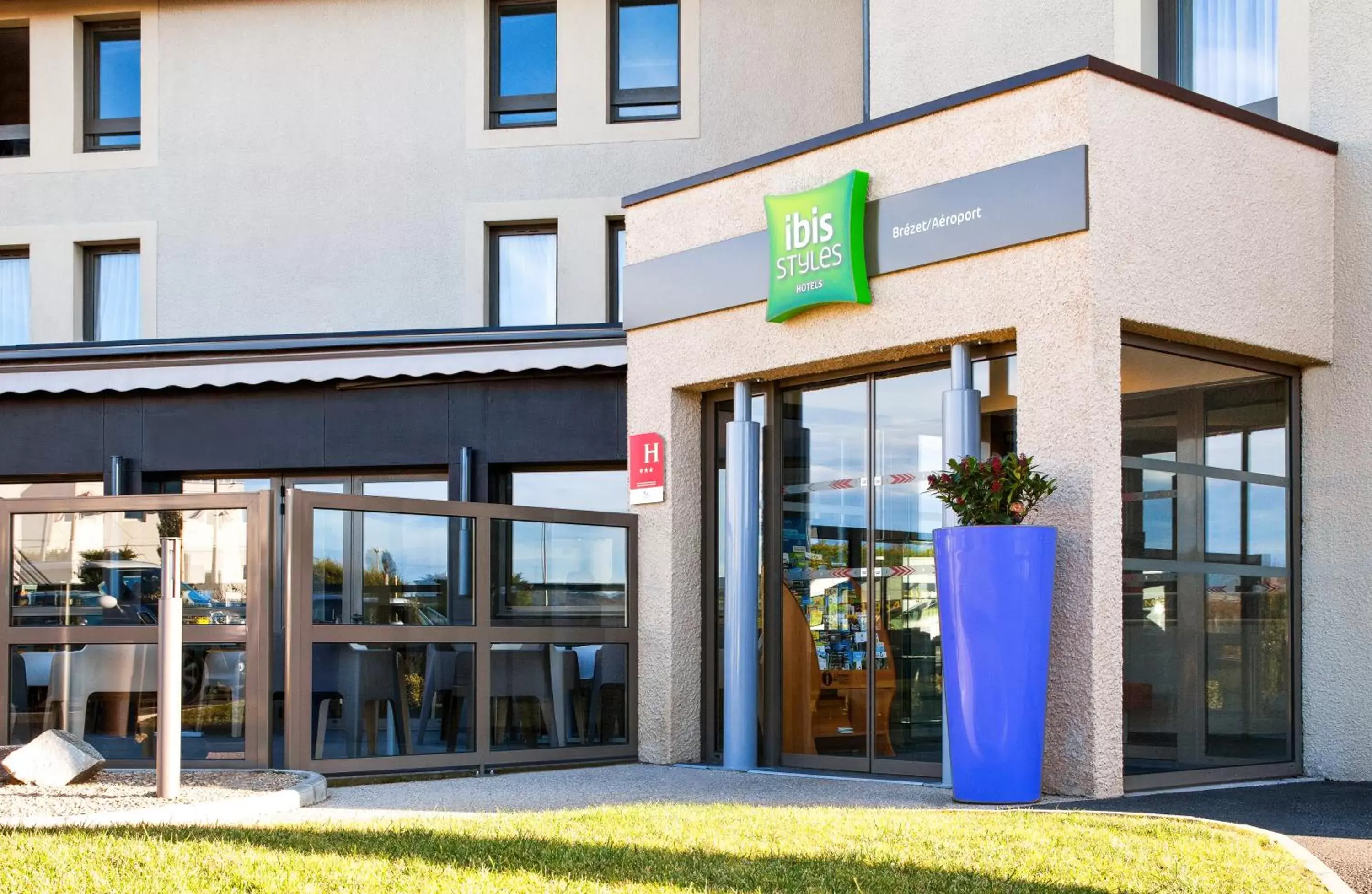 Facade/entrance in ibis Styles Clermont-Ferrand Aéroport