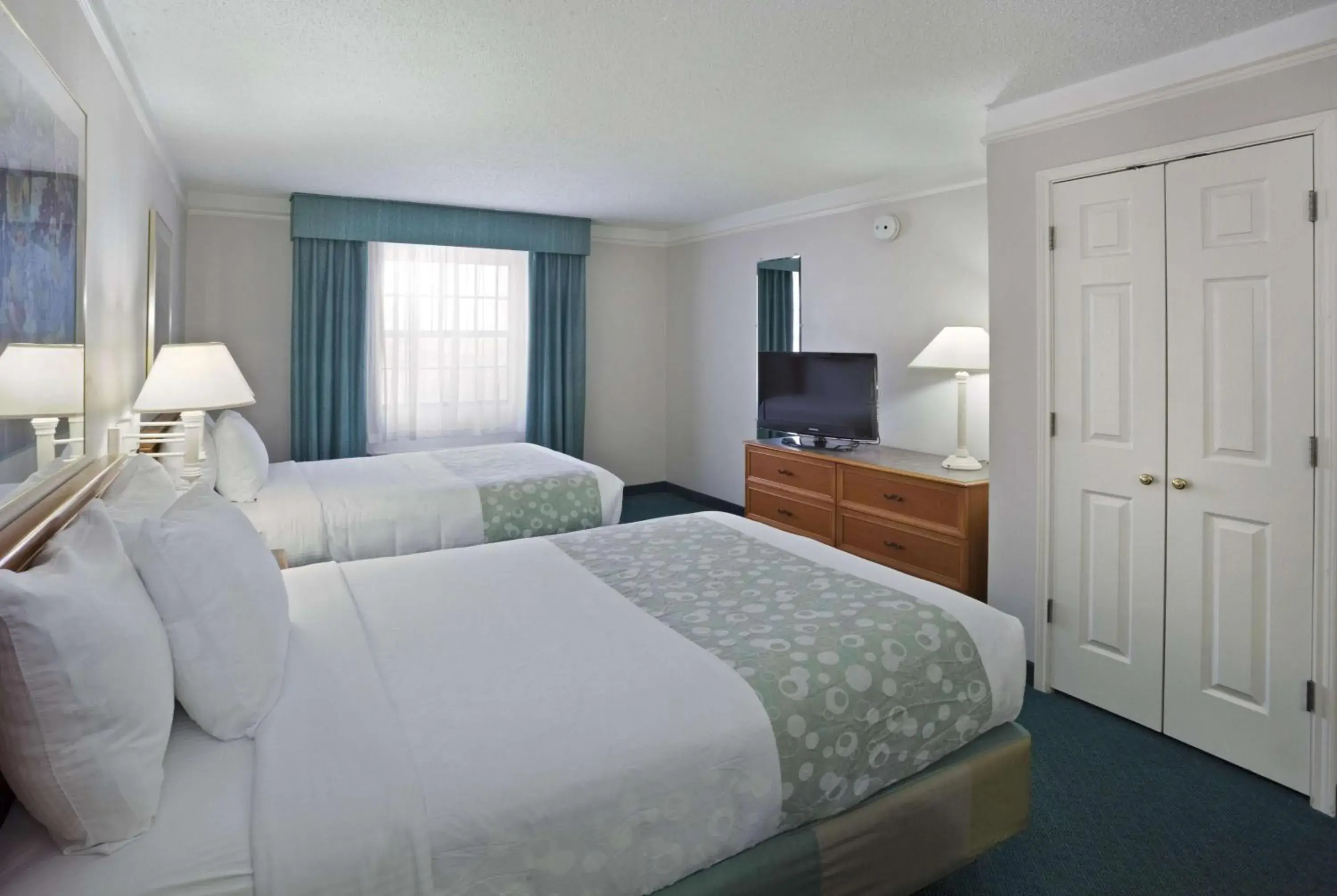 Photo of the whole room, Bed in La Quinta Inn by Wyndham Omaha West