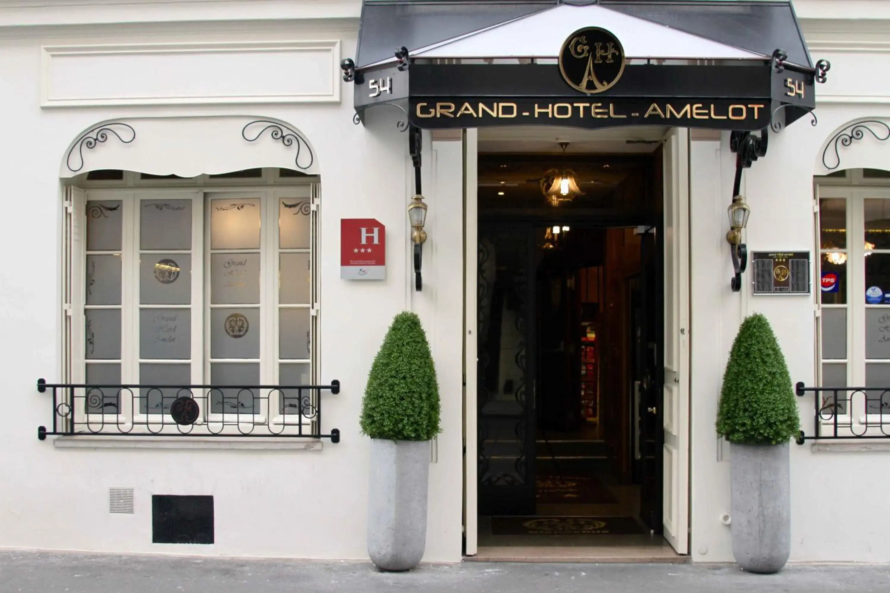 Facade/entrance in Grand Hôtel Amelot
