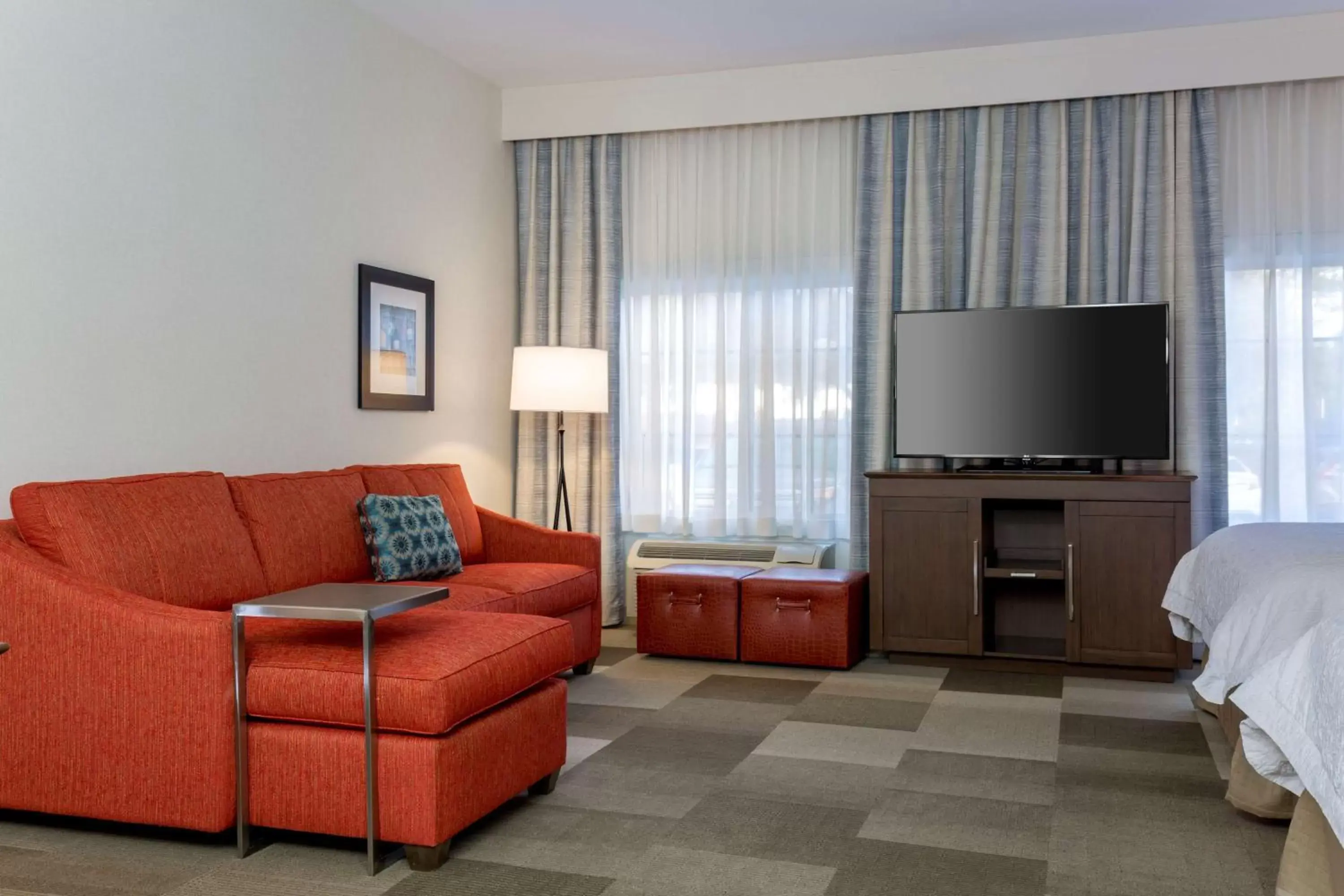 Bed, Seating Area in Hampton Inn Santa Barbara/Goleta